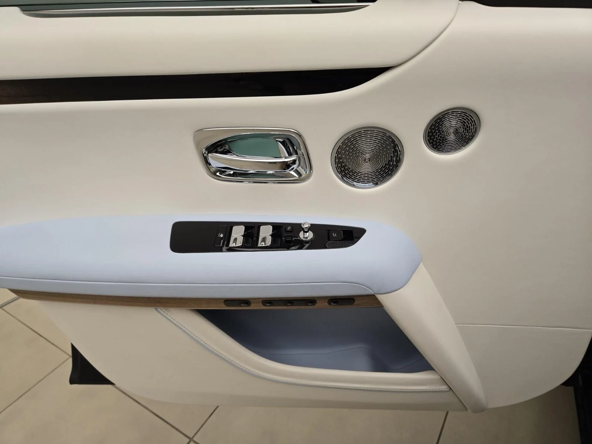 mph030_1484941755_Used_2025_Rolls_Royce_Ghost_1769583069_a7fd2eddfc