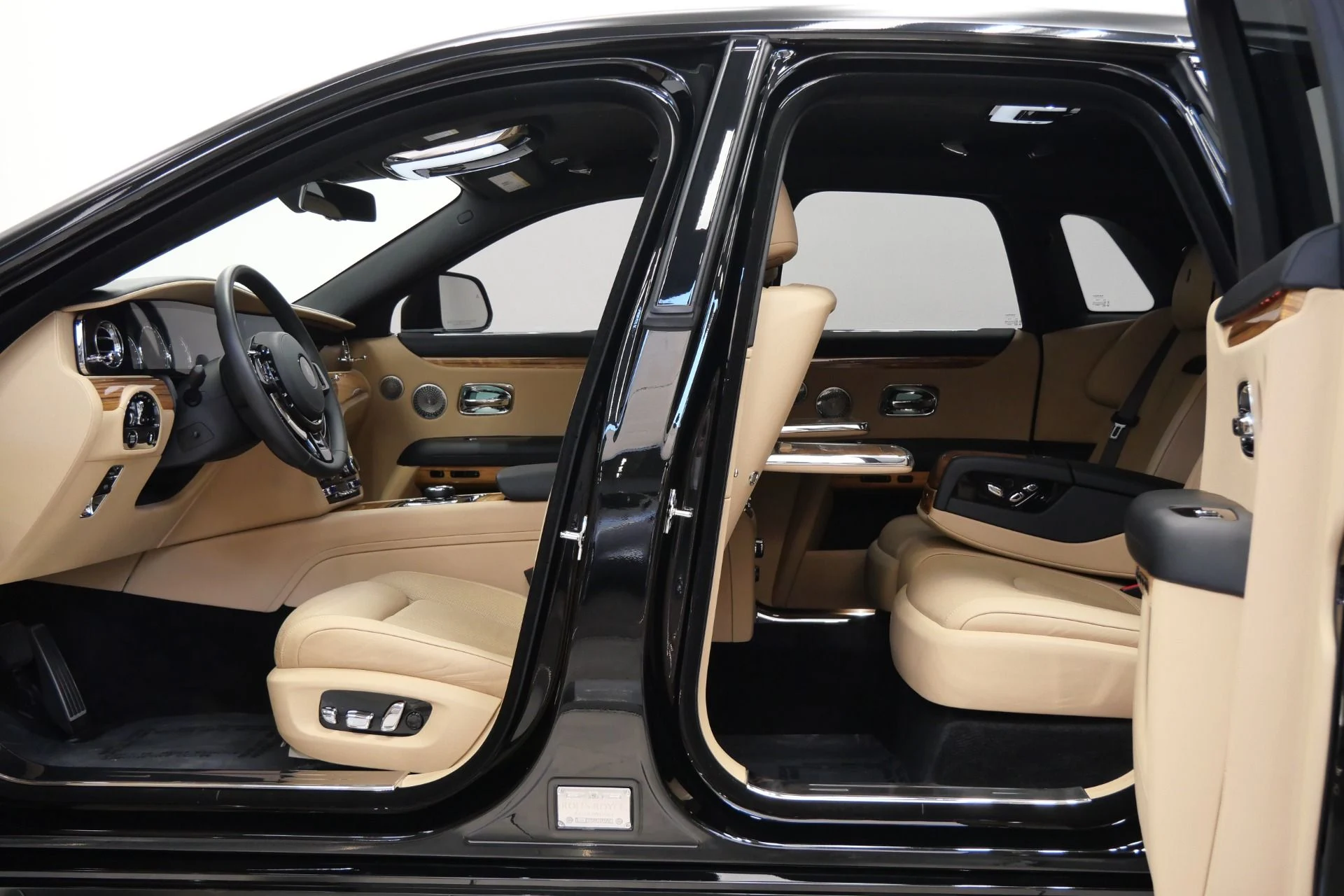 mph030_1490353944_Used_2022_Rolls_Royce_Ghost_1773938186_2b111e67c4