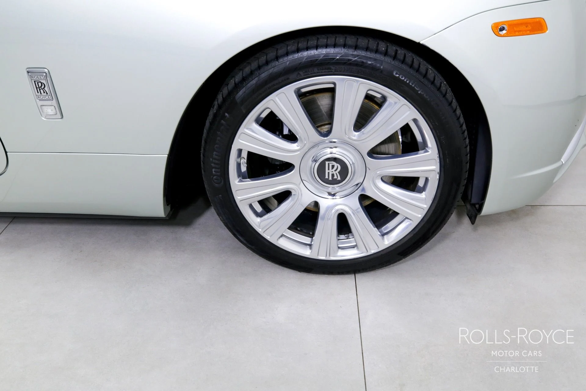 mph030_1501161787_Used_2017_Rolls_Royce_Dawn_1746196429_0aa41ce612