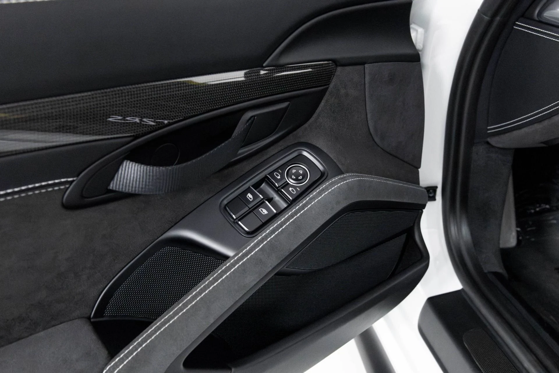 mph030_1502385386_Used_2018_Porsche_911_GT_2_RS_1762386673_a93b3ed98e