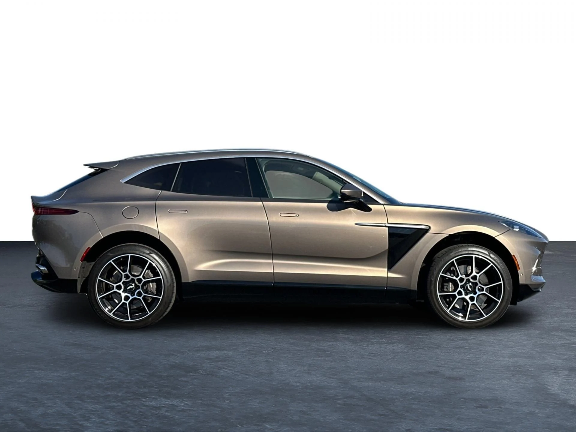mph030_1518782389_Used_2021_Aston_Martin_DBX_1758724442_f3d583e943