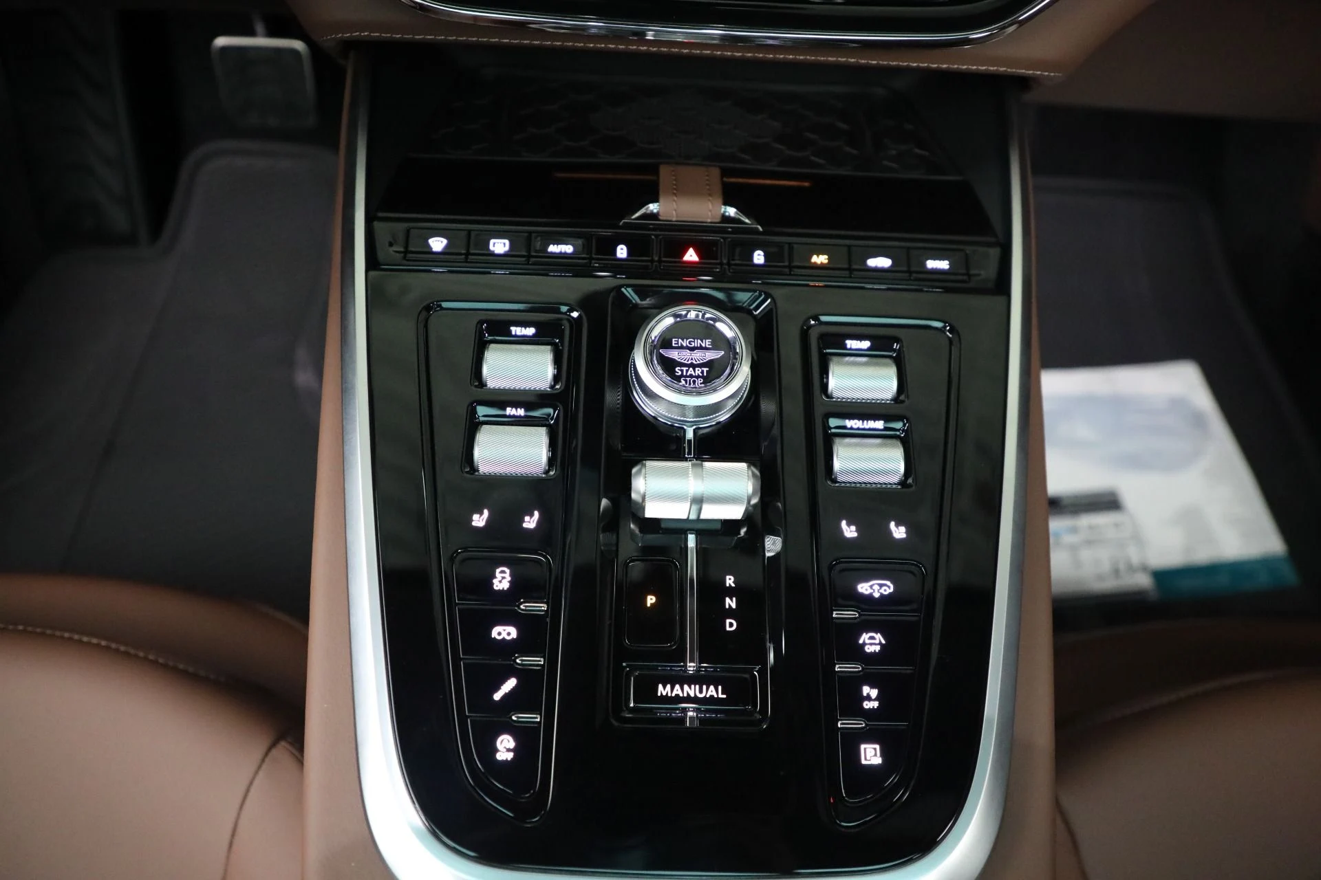 mph030_1525560134_New_2025_Aston_Martin_DBX_707_bbb71f550c