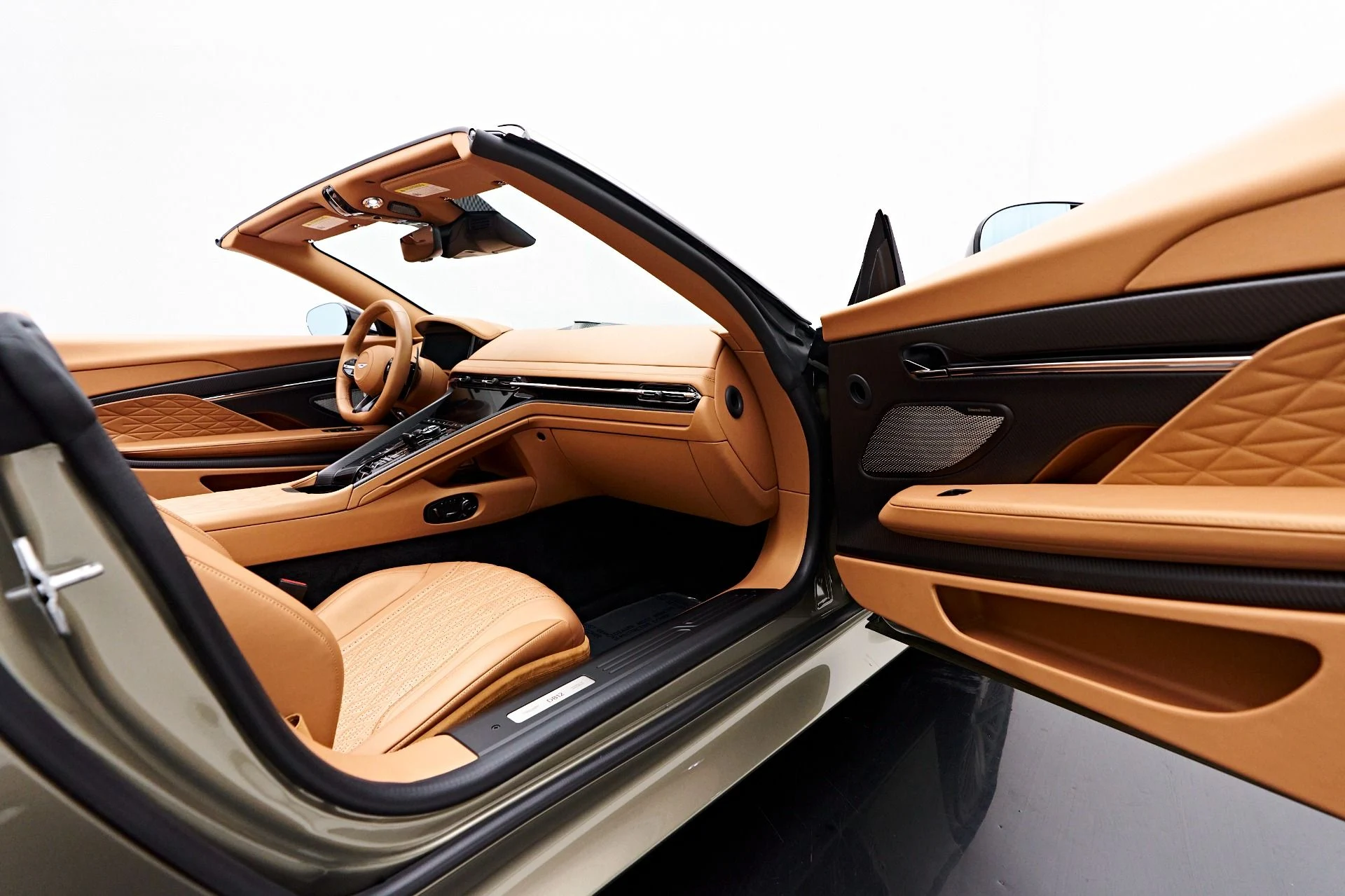 mph030_1546069226_Used_2024_Aston_Martin_DB_12_Volante_1731606794_02e6b59770