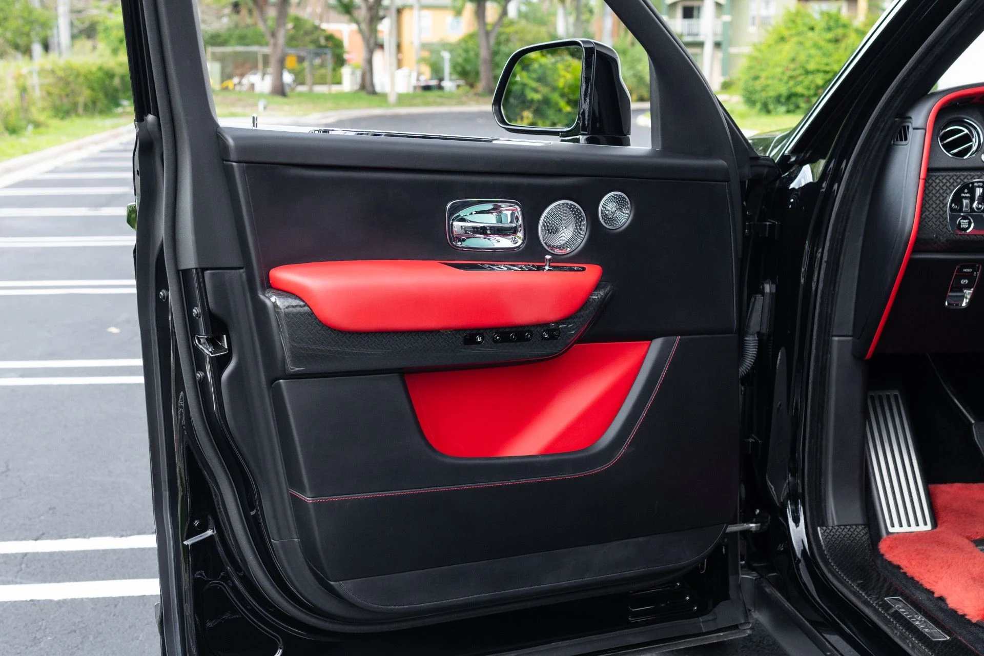 mph030_1550090573_Used_2022_Rolls_Royce_Black_Badge_Cullinan_1776130970_8e2b53144d