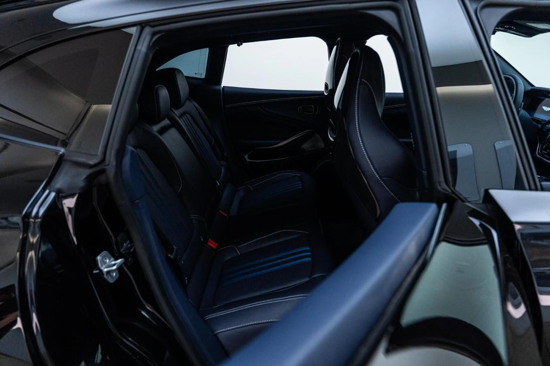mph030_155433812_New_2025_Aston_Martin_DBX_707_AWD_1744624310_e15ea78735