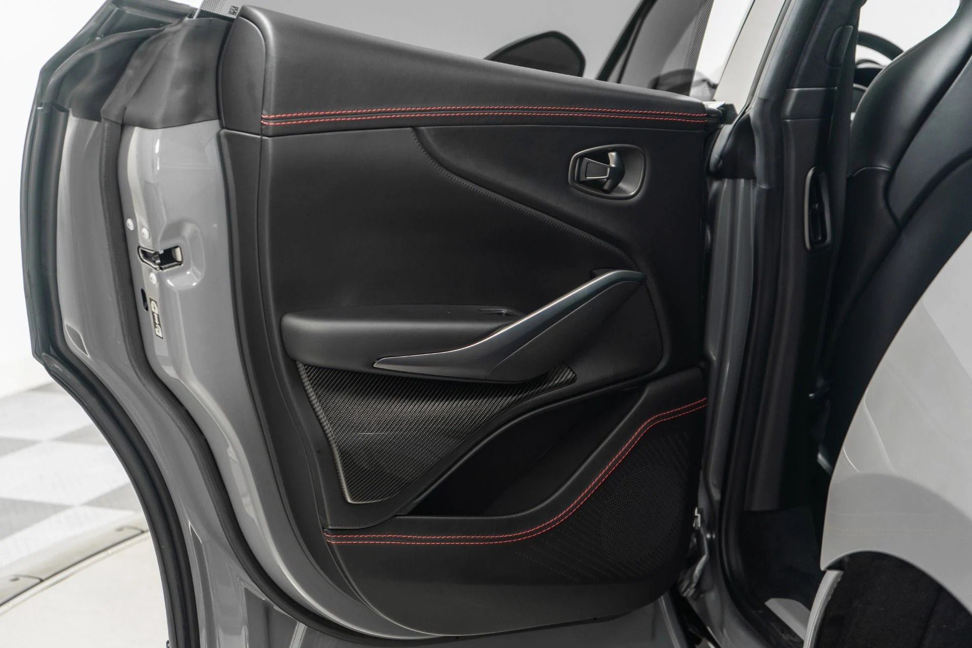 mph030_1566764975_Used_2022_Aston_Martin_DBX_1755547970_55343ddac7