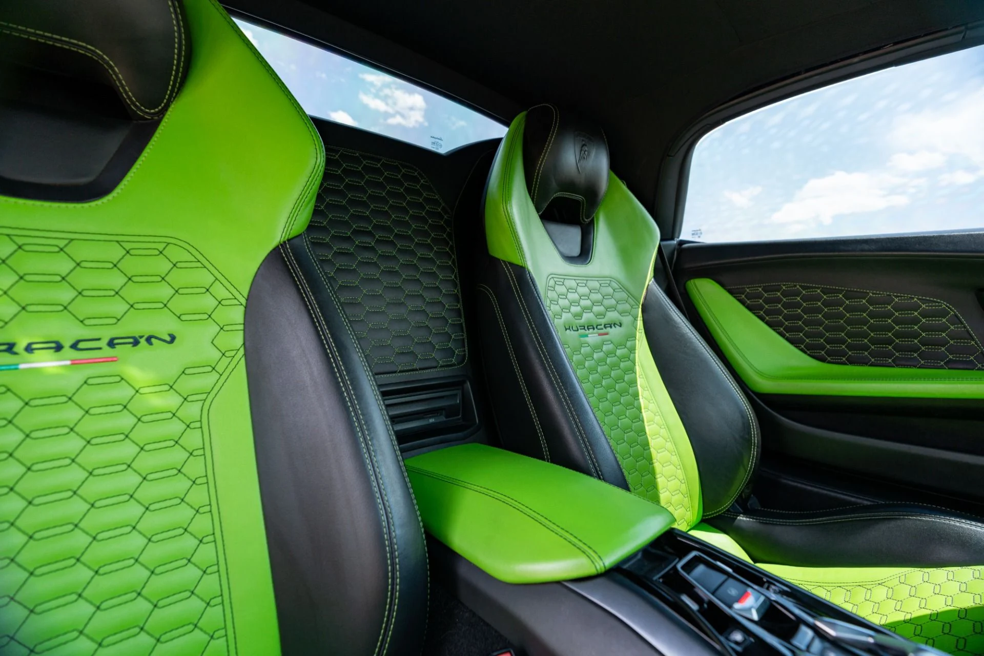 mph030_1606408706_Used_2017_Lamborghini_Huracan_LP_580_2_Spyder_1783359023_d1da61a2f3