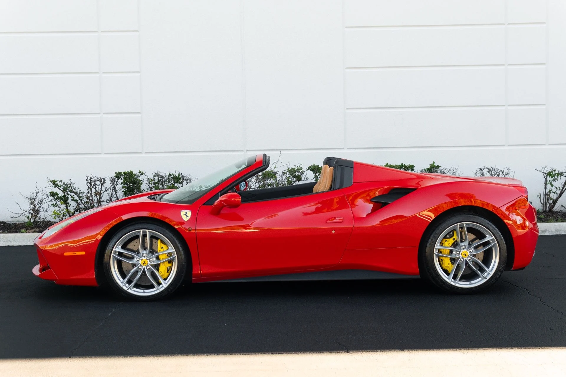 mph030_1628429299_Used_2017_Ferrari_488_Spider_1771886978_e5e85f566d