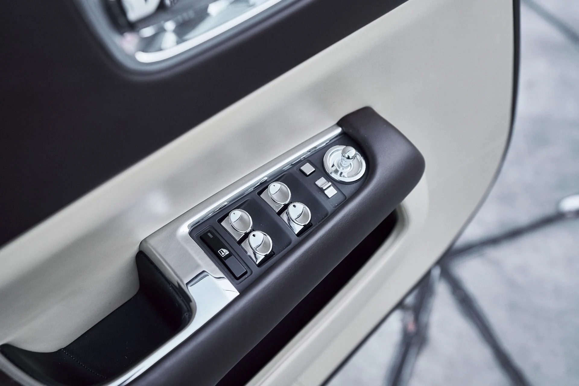 mph030_1629392263_Used_2017_Rolls_Royce_Dawn_Base_1764730538_3bef5aa293