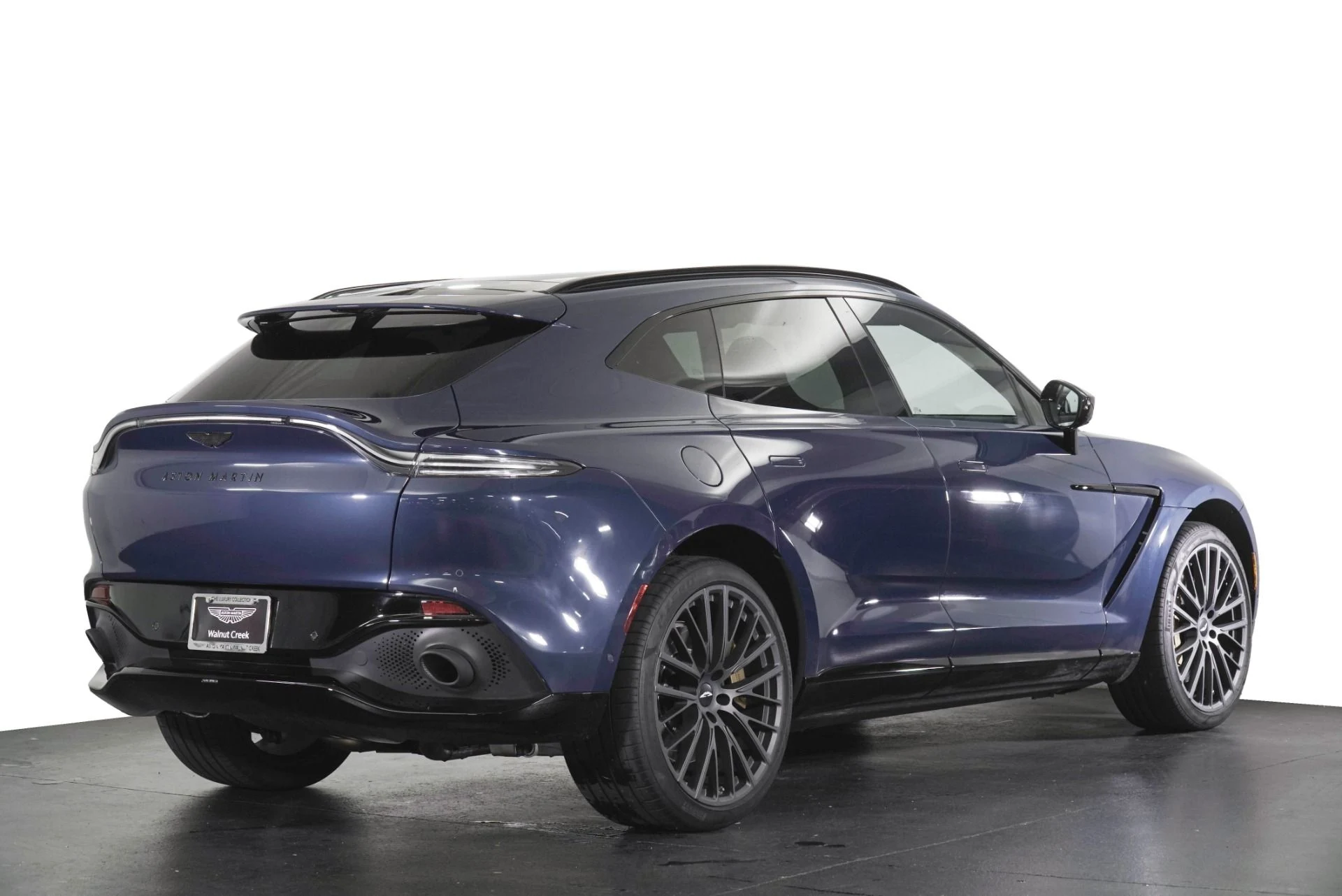 mph030_1632797657_Used_2022_Aston_Martin_DBX_1781165233_bfa9cc28b3