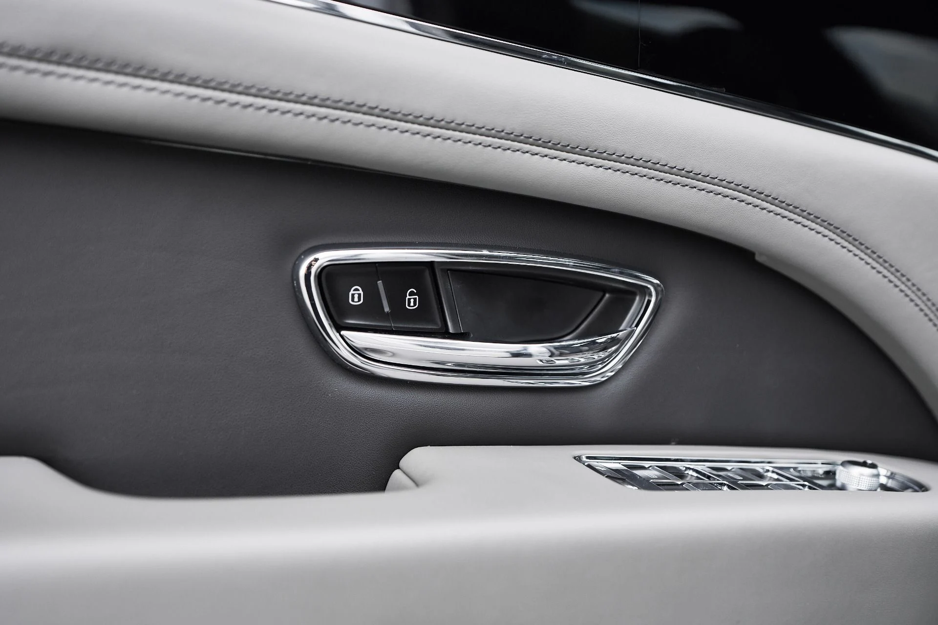 mph030_1651418032_Used_2023_Bentley_Bentayga_EWB_Azure_1763502512_51dbf326cb