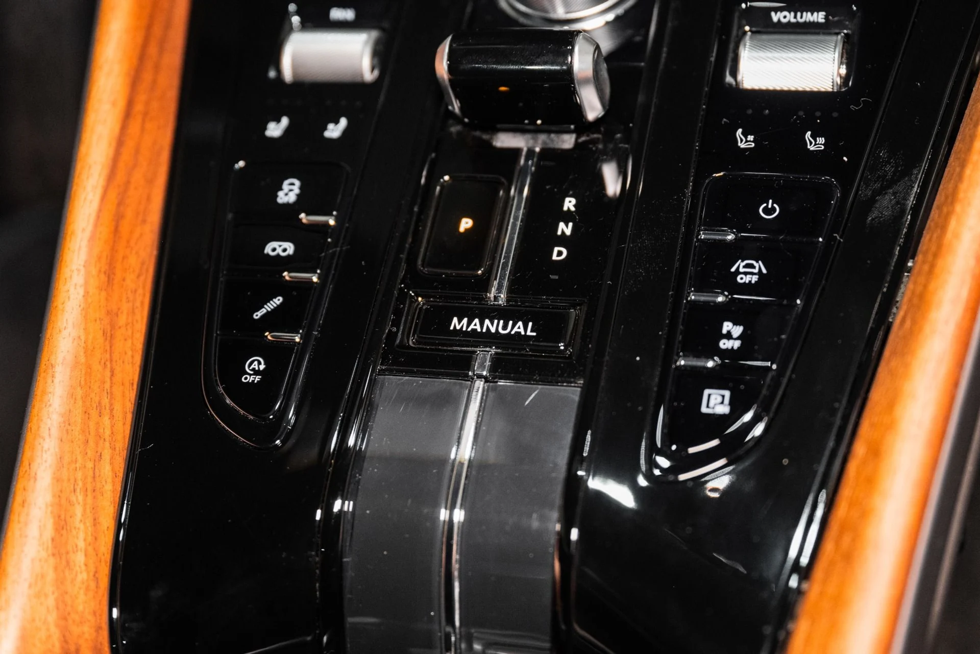 mph030_1670678000_Used_2025_Aston_Martin_DB_12_Coupe_1748960287_27185dc650