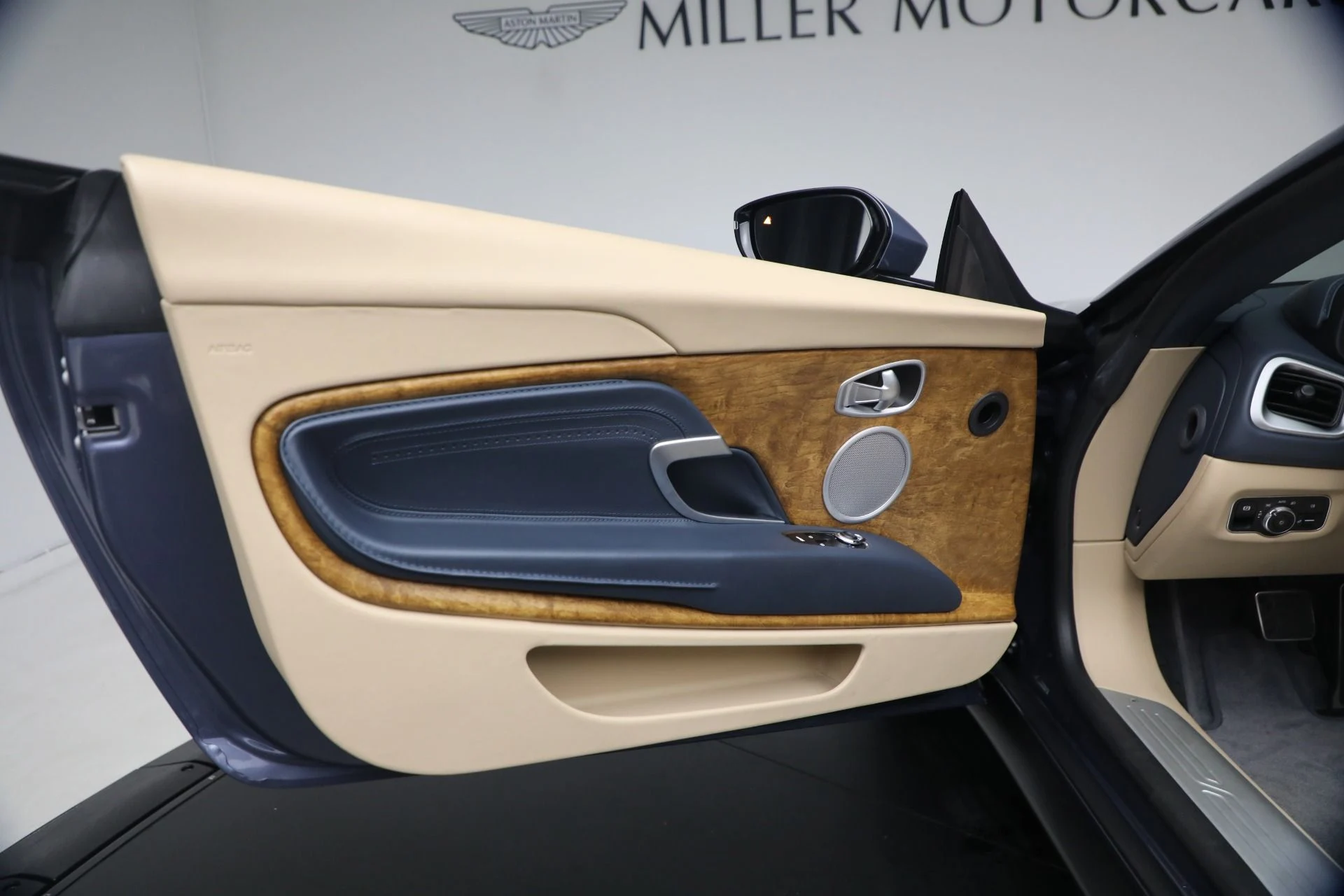 mph030_1697431794_Used_2022_Aston_Martin_DB_11_Volante_1787336556_4203008e22
