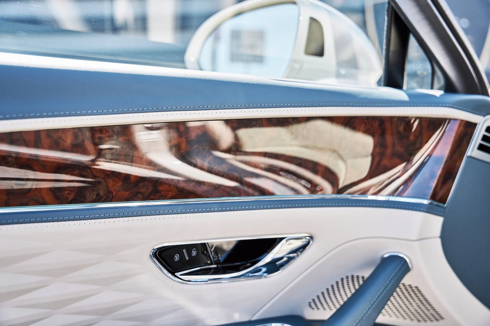 mph030_1713252362_Used_2022_Bentley_Flying_Spur_W12_1781229024_5de4cb1f16