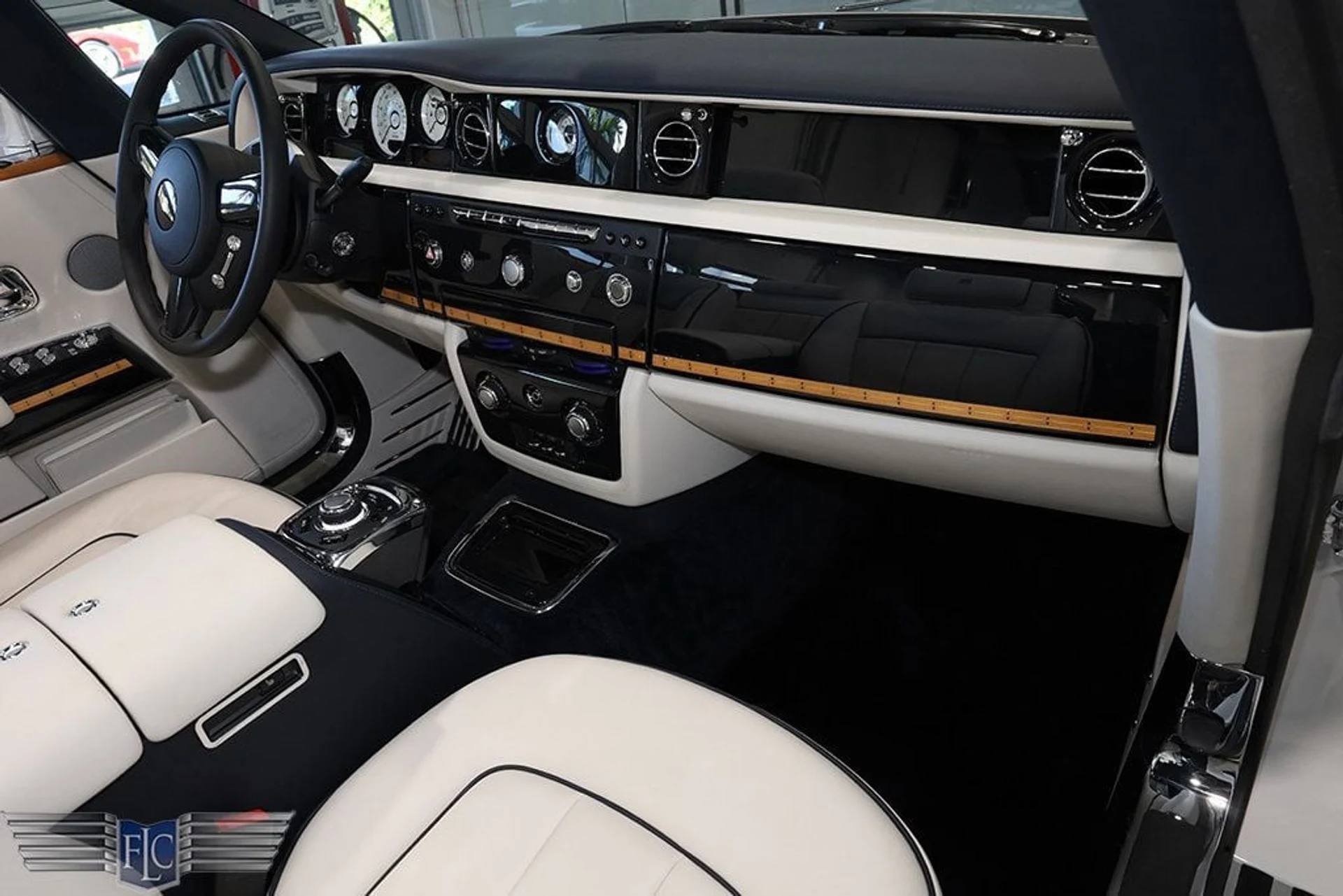 mph030_1728436895_used_2017_rolls_royce_phantom_dropheadcoupe_9689_22945304_31_1024_73ab8b87df