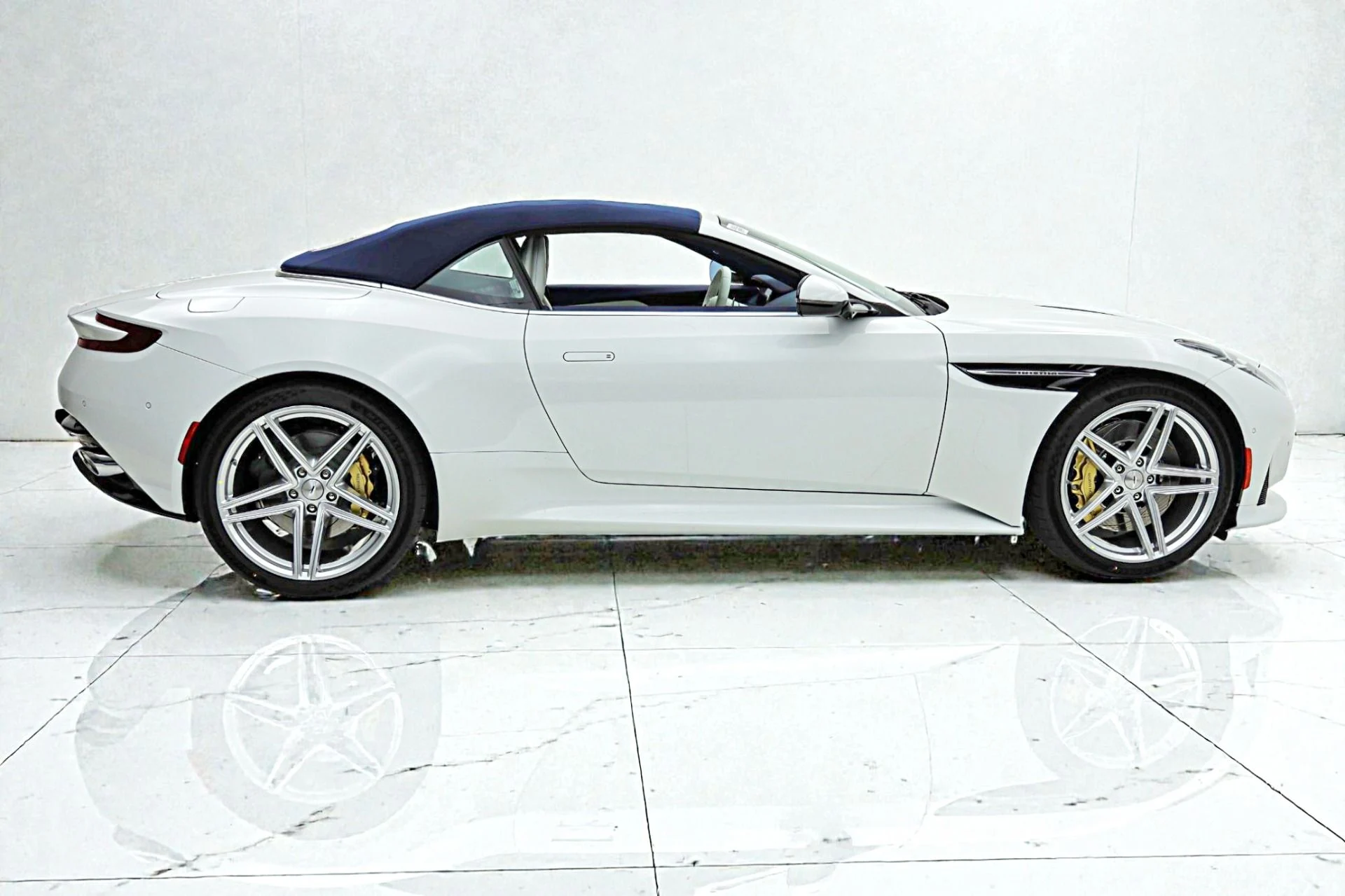 mph030_1729507672_Used_2026_Aston_Martin_DB_12_Volante_8f08a6535c