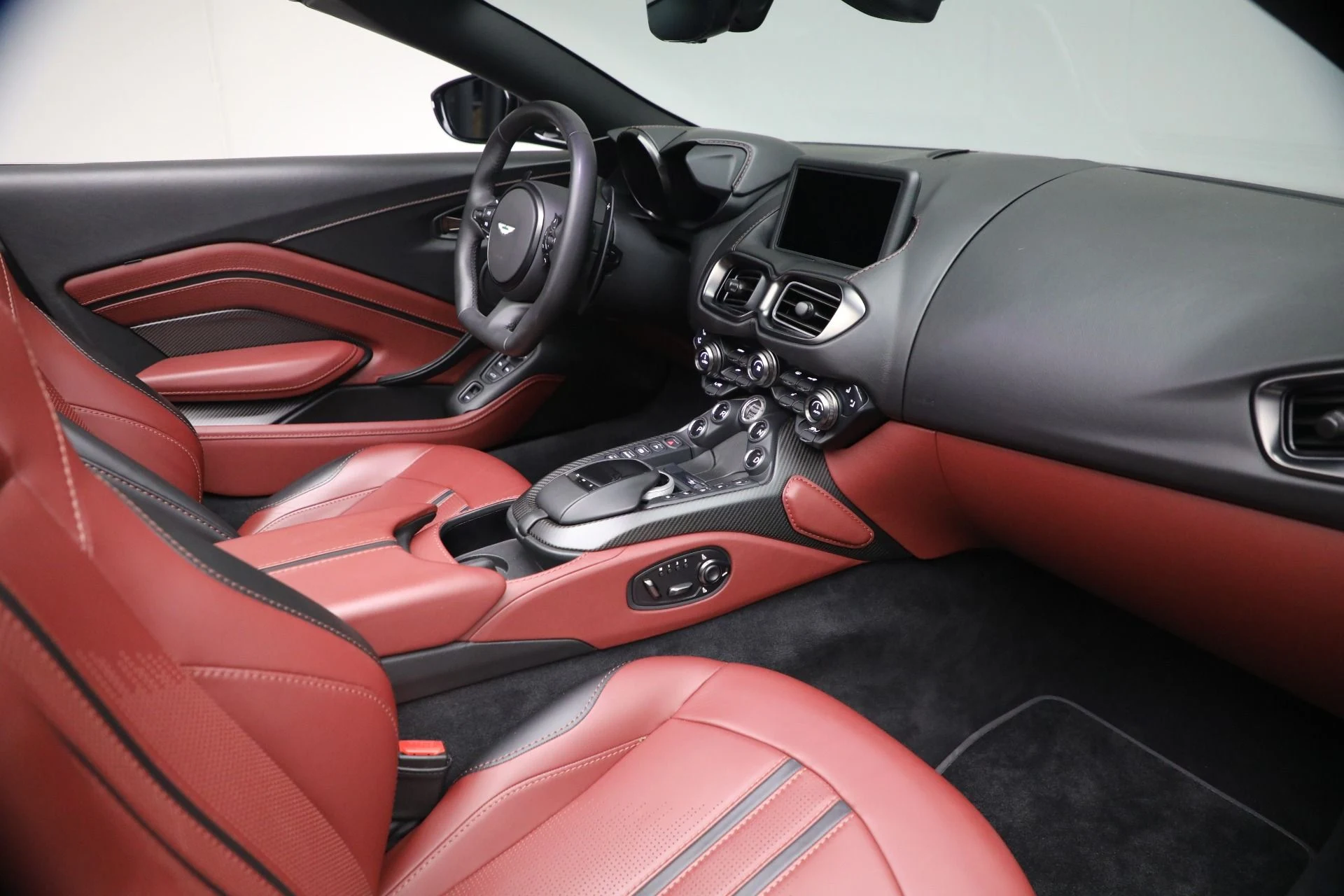 mph030_1768856818_Used_2021_Aston_Martin_Vantage_1764880983_518ca068a2