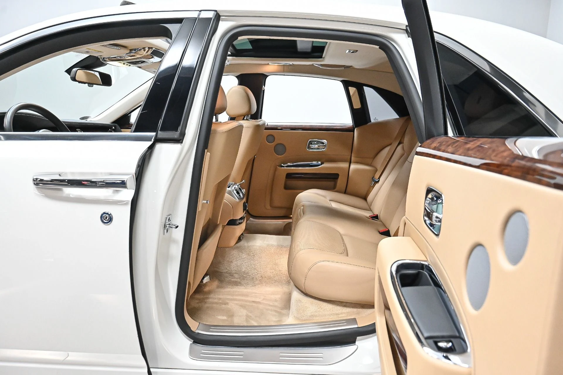 mph030_1779130768_Used_2017_Rolls_Royce_Ghost_1749695060_88d0b9b027