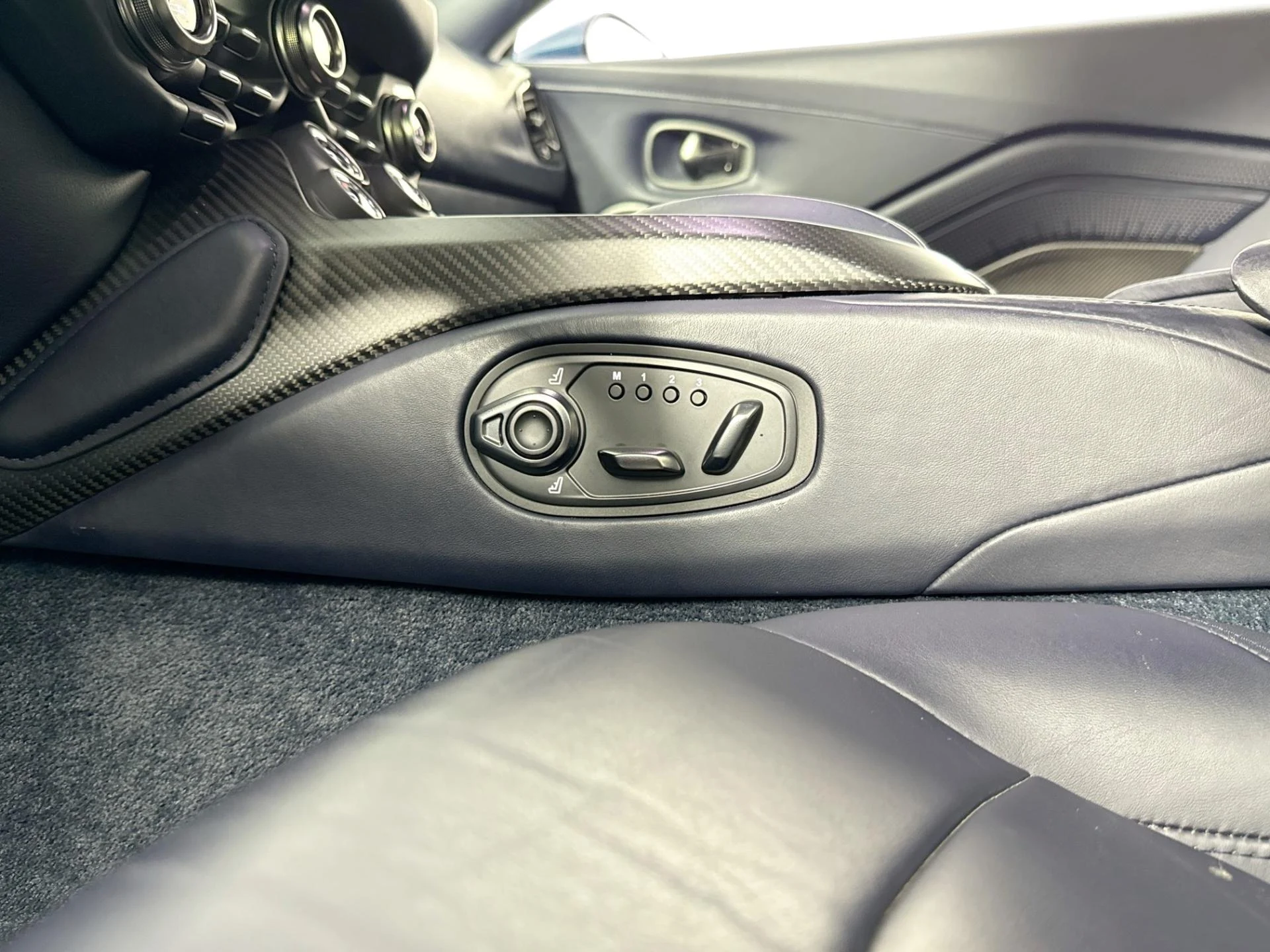 mph030_1800975462_Used_2019_Aston_Martin_Vantage_1784071678_43b55ae1ad