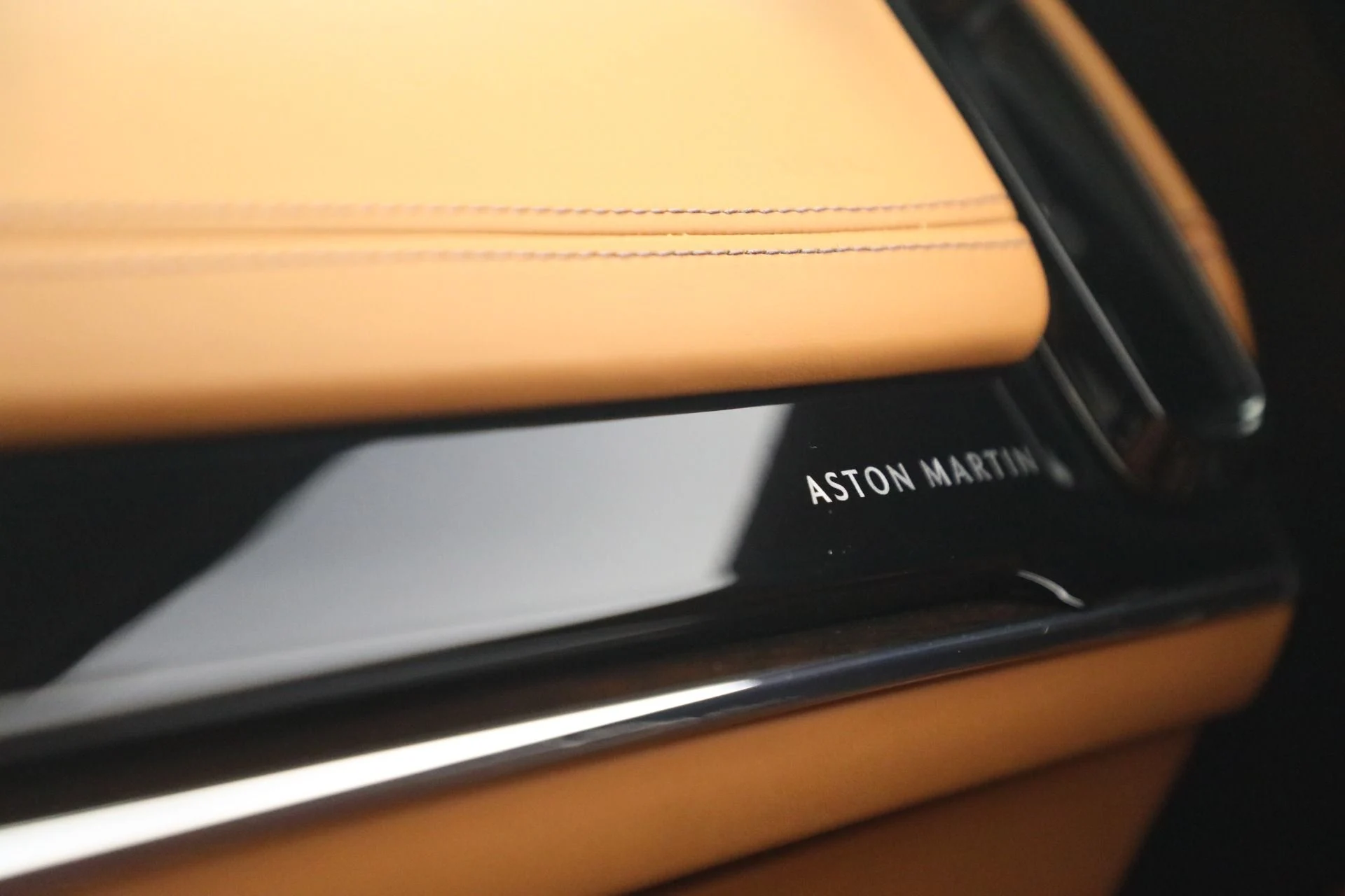 mph030_1816099914_Used_2025_Aston_Martin_DBX_707_1777039966_5d36604a20