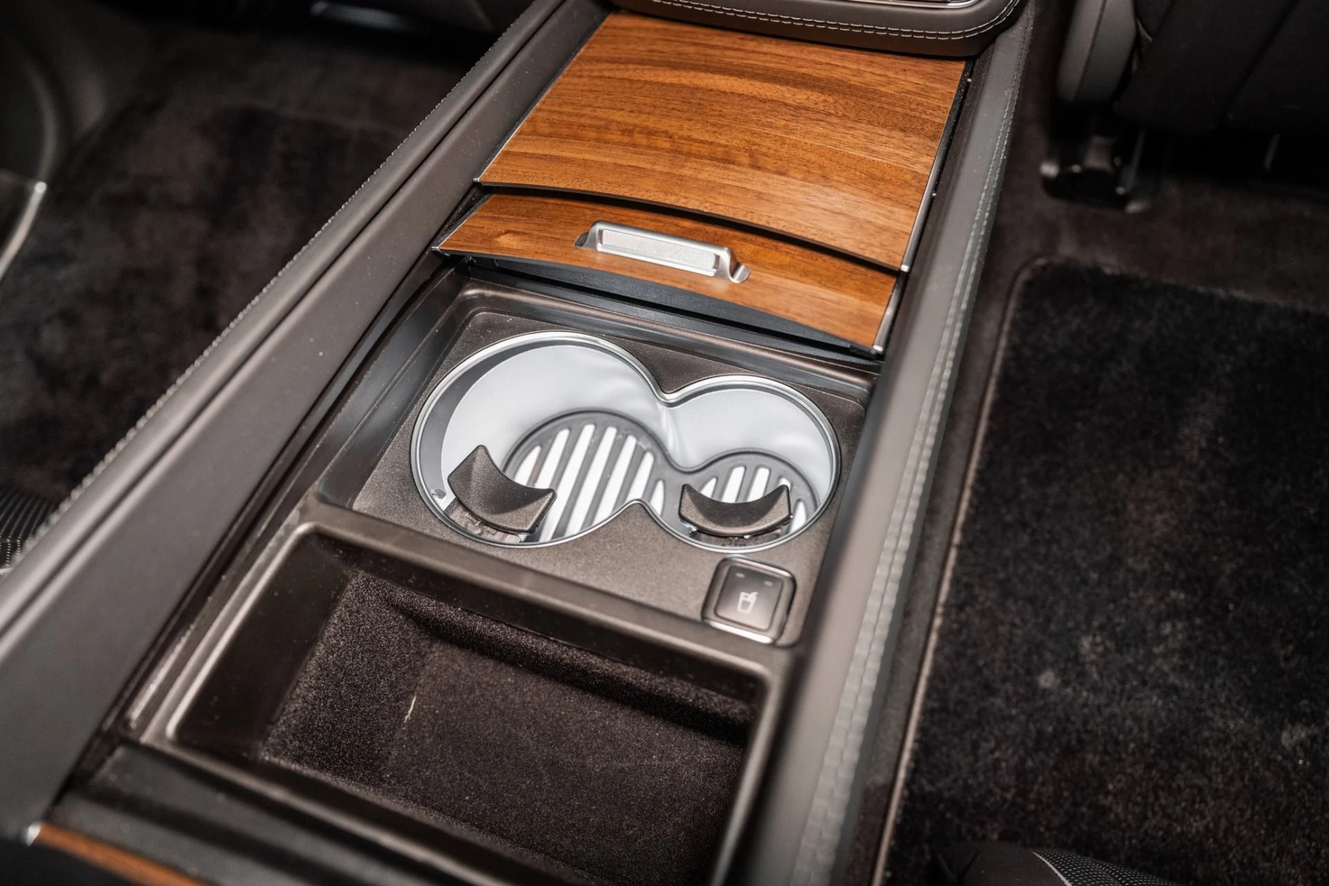 mph030_1817645243_Used_2023_Mercedes_Benz_GLS_Maybach_GLS_600_1762355740_b1b999463f