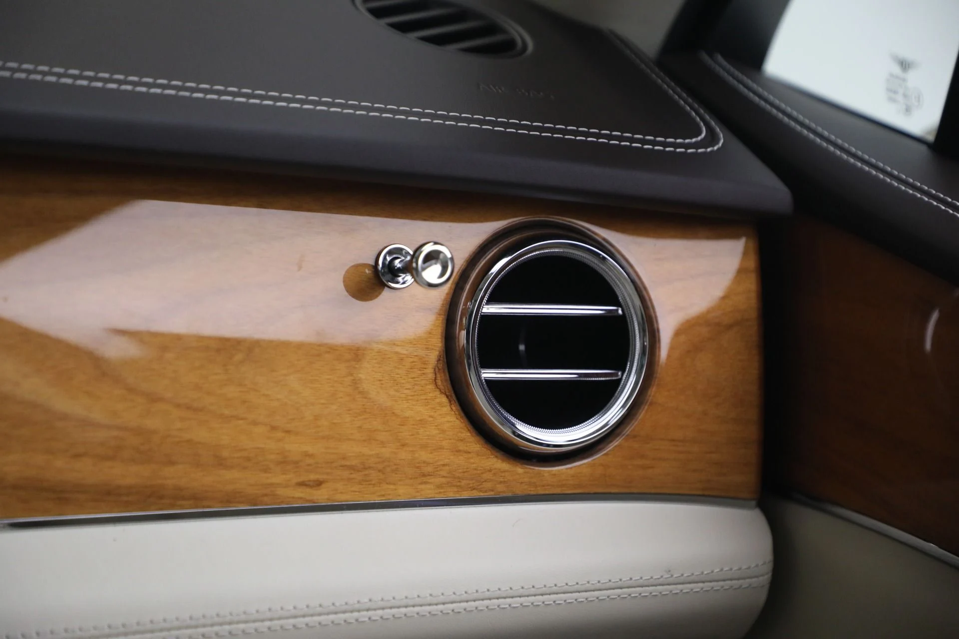 mph030_1857373030_Used_2021_Bentley_Bentayga_V8_1780783537_b0ce963e12