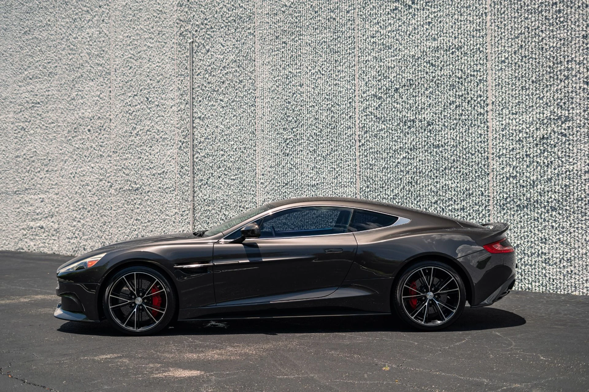 mph030_1870718999_Used_2014_Aston_Martin_Vanquish_Carbon_Exterior_Package_1782856406_baa6b7e5aa