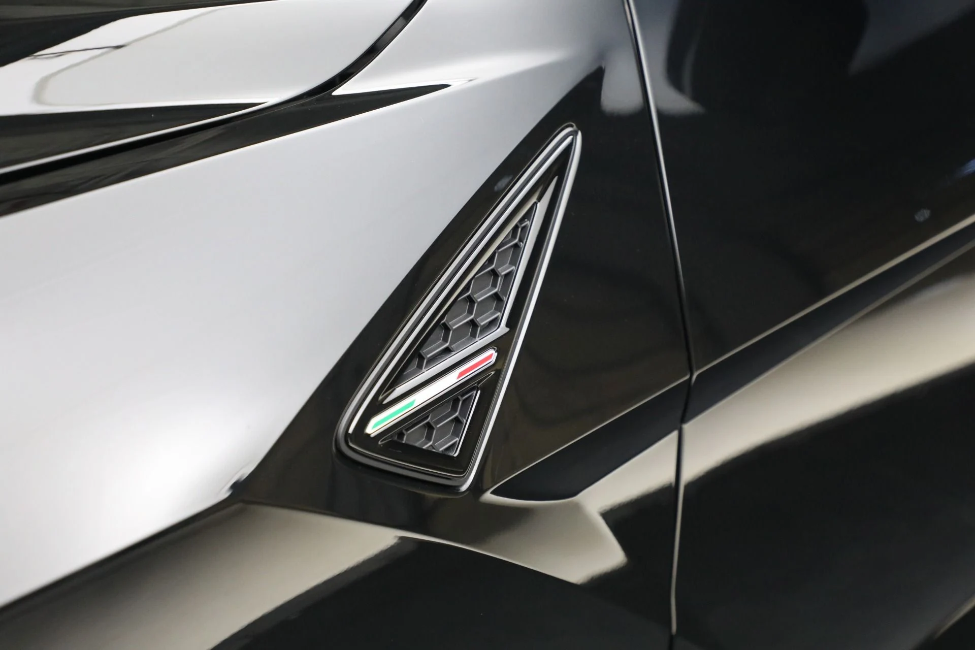 mph030_1910883950_Used_2022_Lamborghini_Urus_1761597990_9d69f8d34c