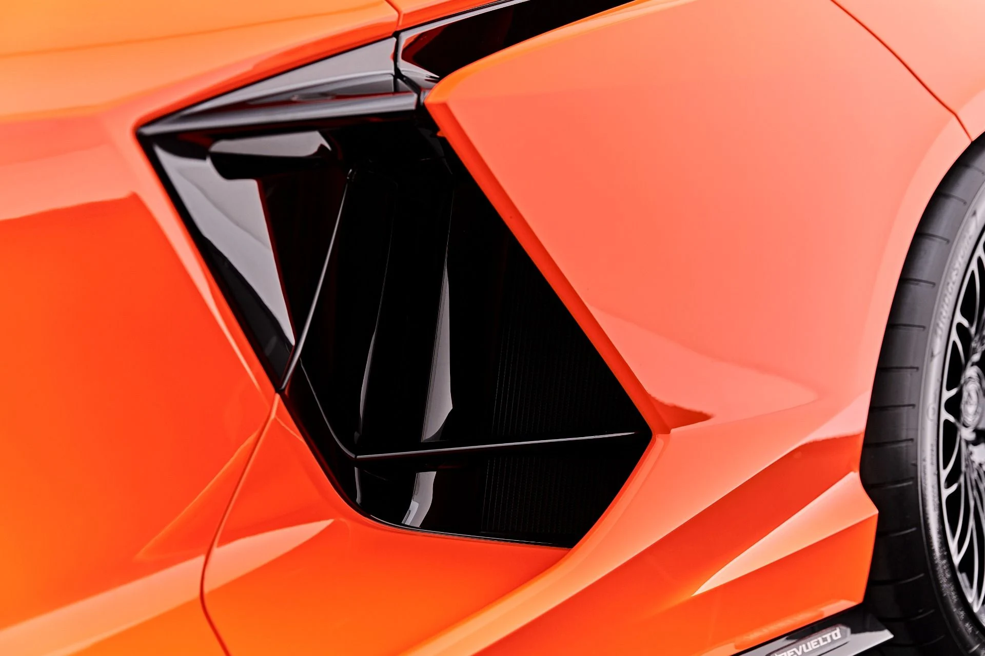 mph030_1925425099_Used_2024_Lamborghini_Revuelto_Base_1787792765_f47d66608c