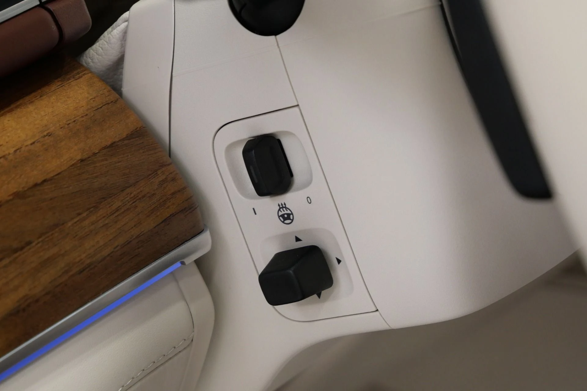 mph030_1927140638_Used_2022_Mercedes_Benz_Maybach_GLS_600_4_MATIC_Beautiful_Colors_Four_Seat_Configuration_Walnut_Trim_1776795080_0030f5b922