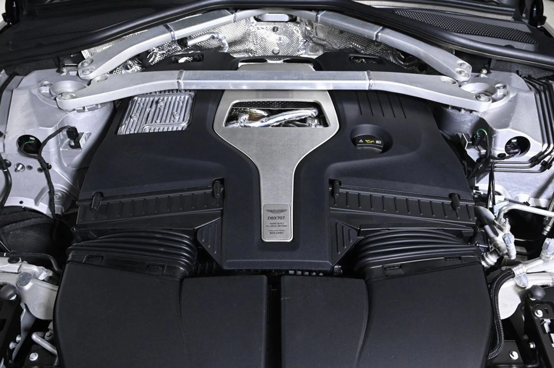 mph030_1960272764_new_2025_aston_martin_dbx_707awd_11350_22933644_30_1024_a405d82cf7