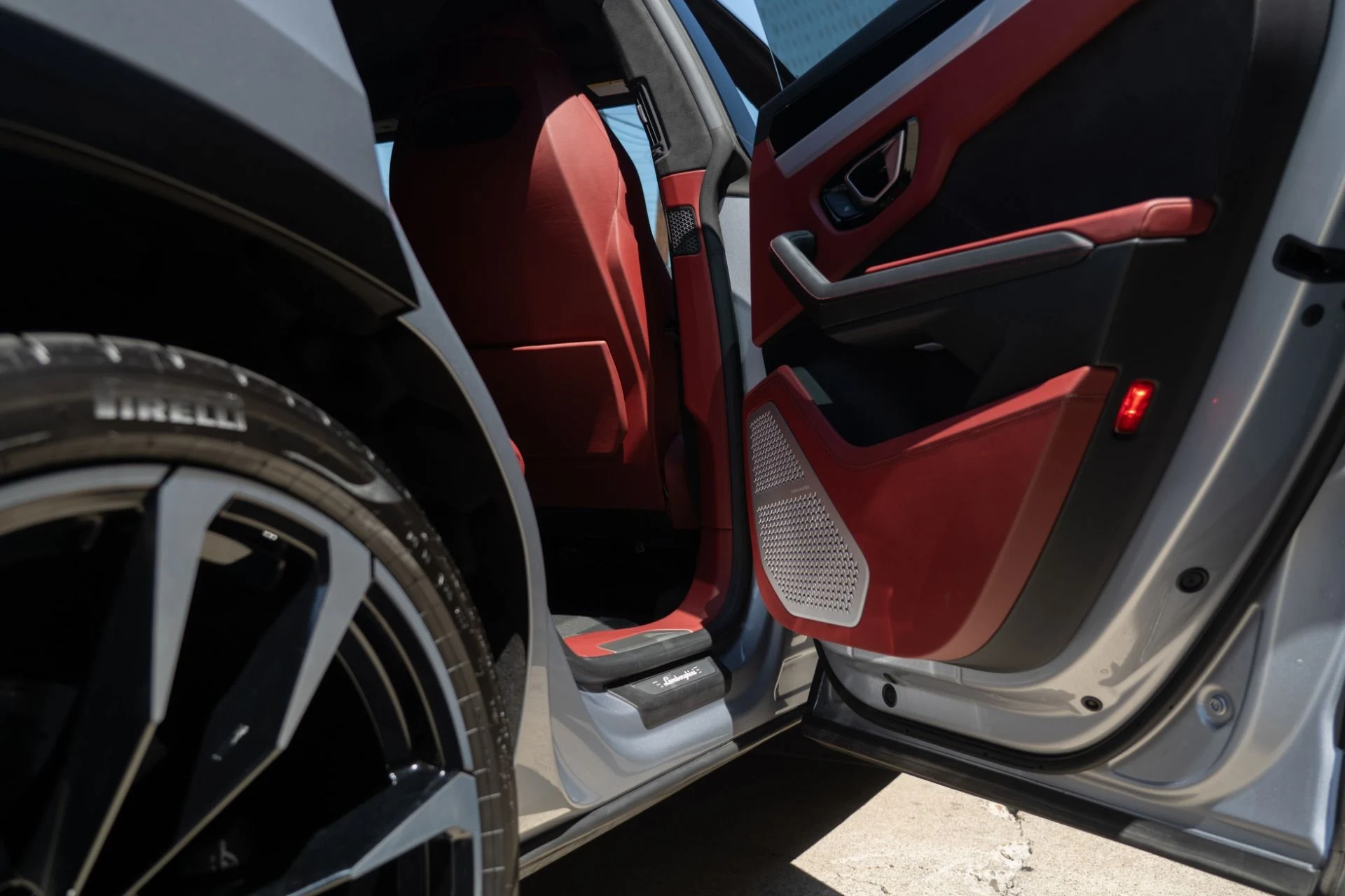 mph030_1969535524_Used_2019_Lamborghini_Urus_1755558842_deeece9ea4