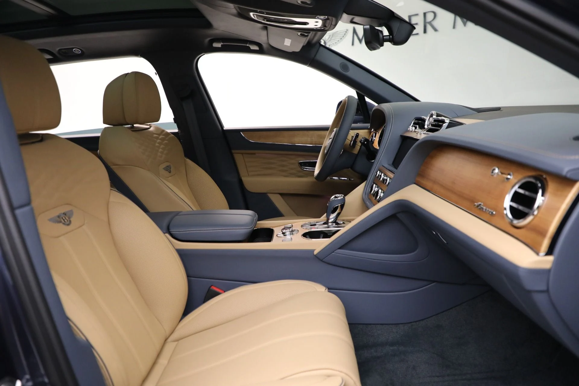 mph030_1970558734_New_2025_Bentley_Bentayga_EWB_Azure_V8_a1daa254a2