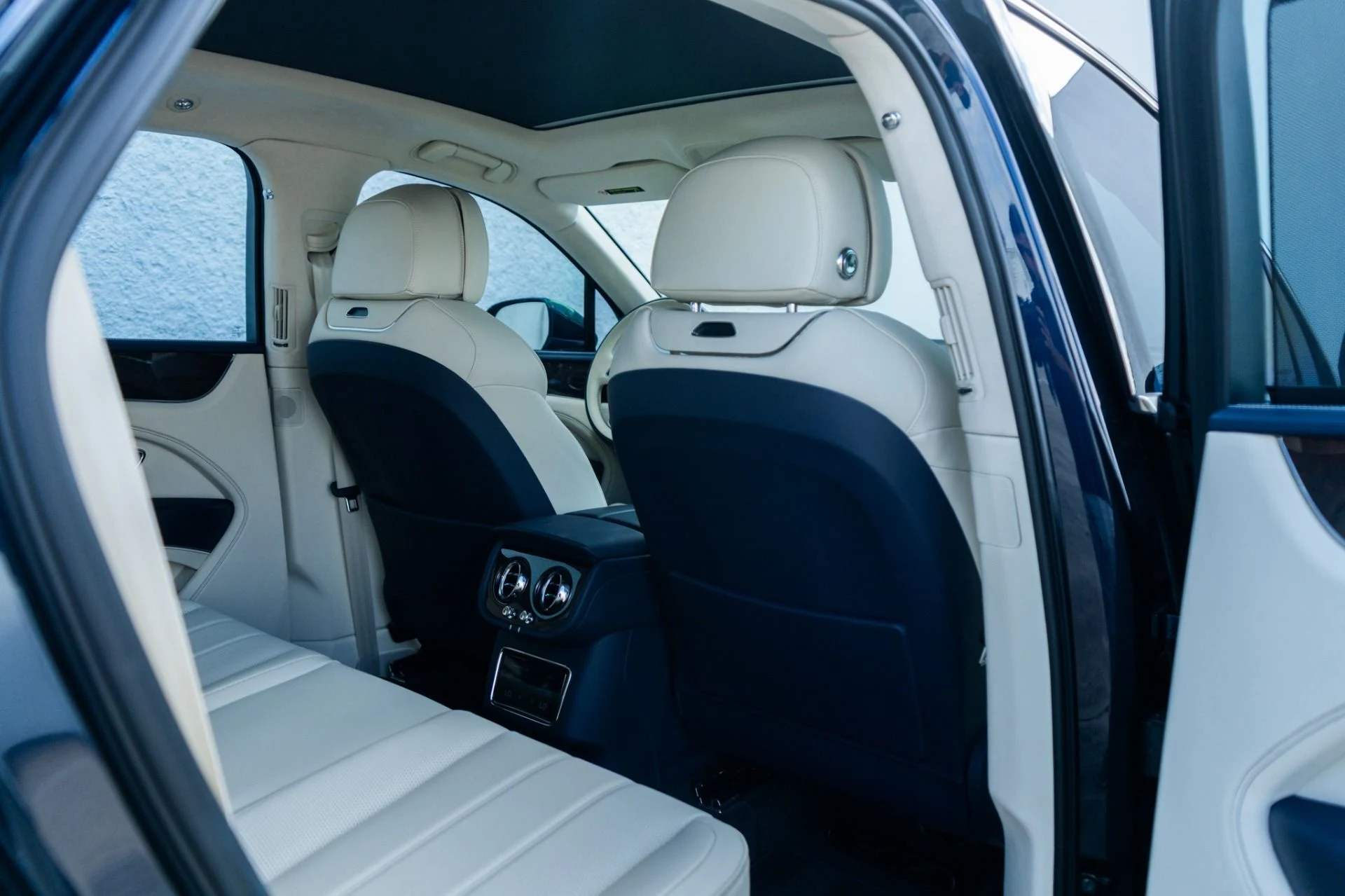 mph030_198346411_Used_2024_Bentley_Bentayga_V8_1761672305_d775c73b26