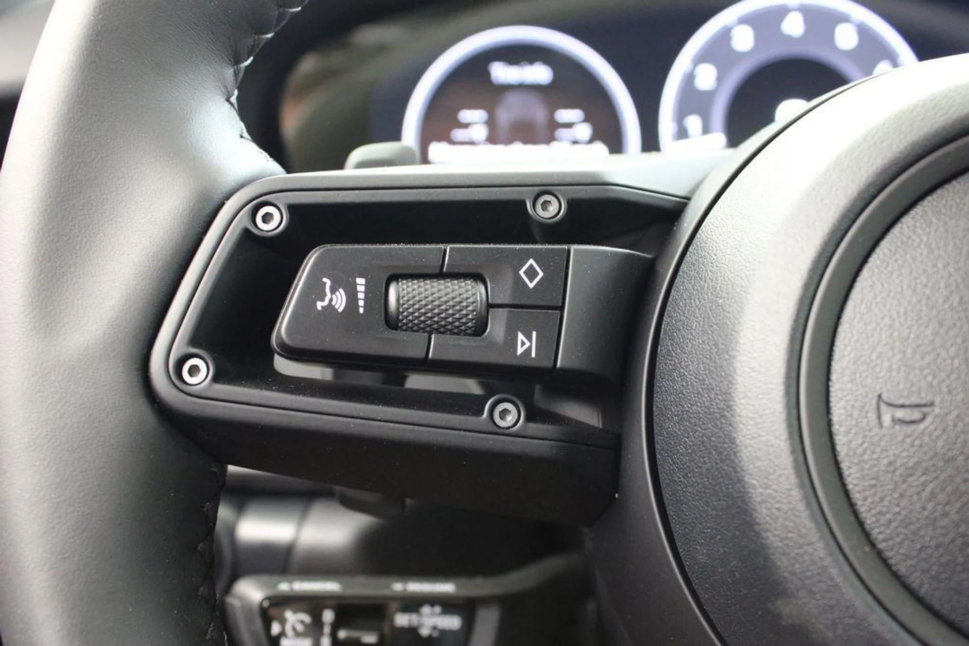 mph030_199265592_K_Aj_A5g_Z_Dk7_Z3_MN_0gm_B31_R2d8sxg_0b08bed3a3