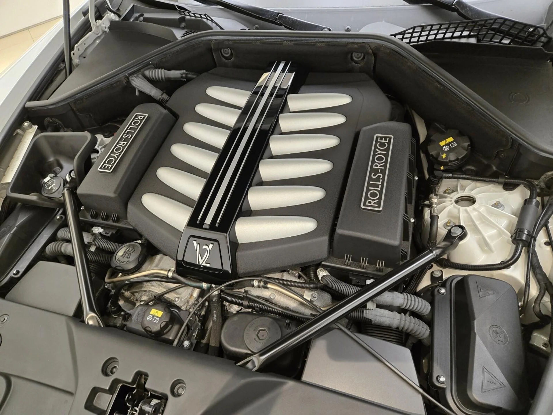 mph030_1994579624_Used_2017_Rolls_Royce_Dawn_1765004124_5219a0f52e