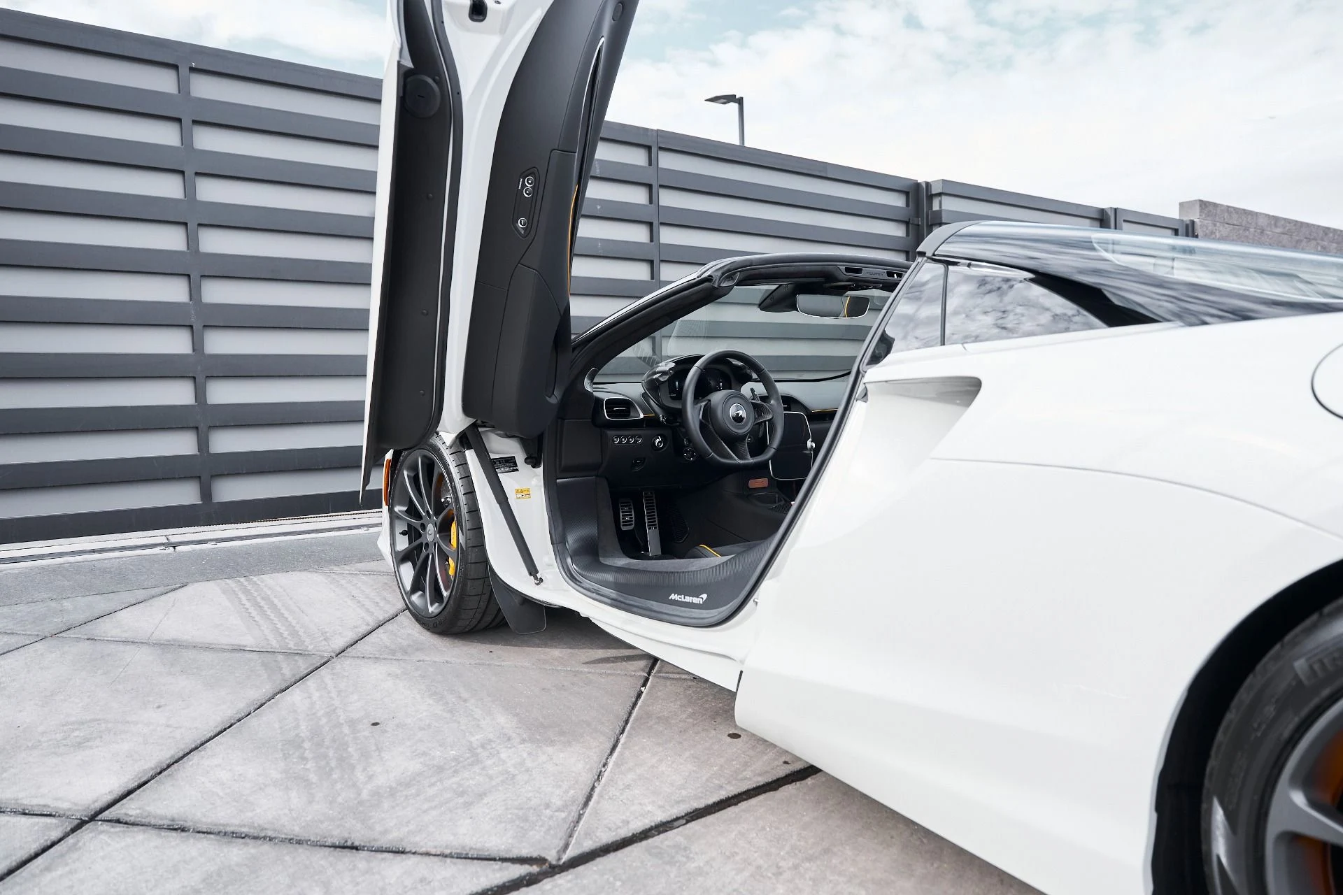 mph030_2010170525_Used_2025_Mc_Laren_Artura_1769221497_a134311639