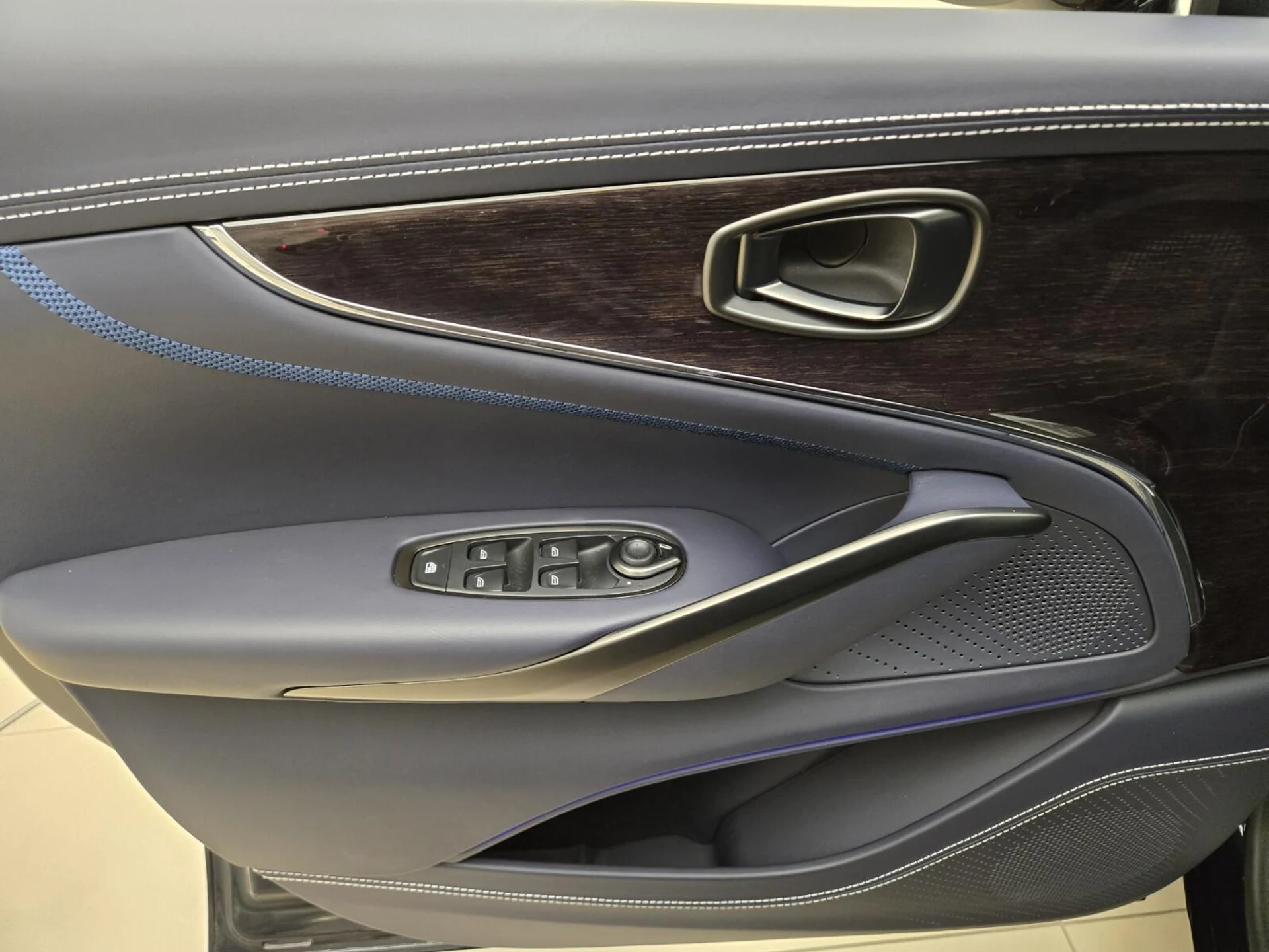 mph030_2014205101_New_2025_Aston_Martin_DBX_707_1753162634_61253a0f4e