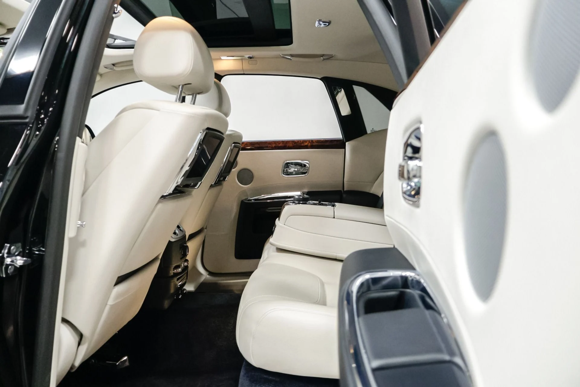 mph030_2030045971_Used_2015_Rolls_Royce_Ghost_Base_1760537897_9fa26f9098