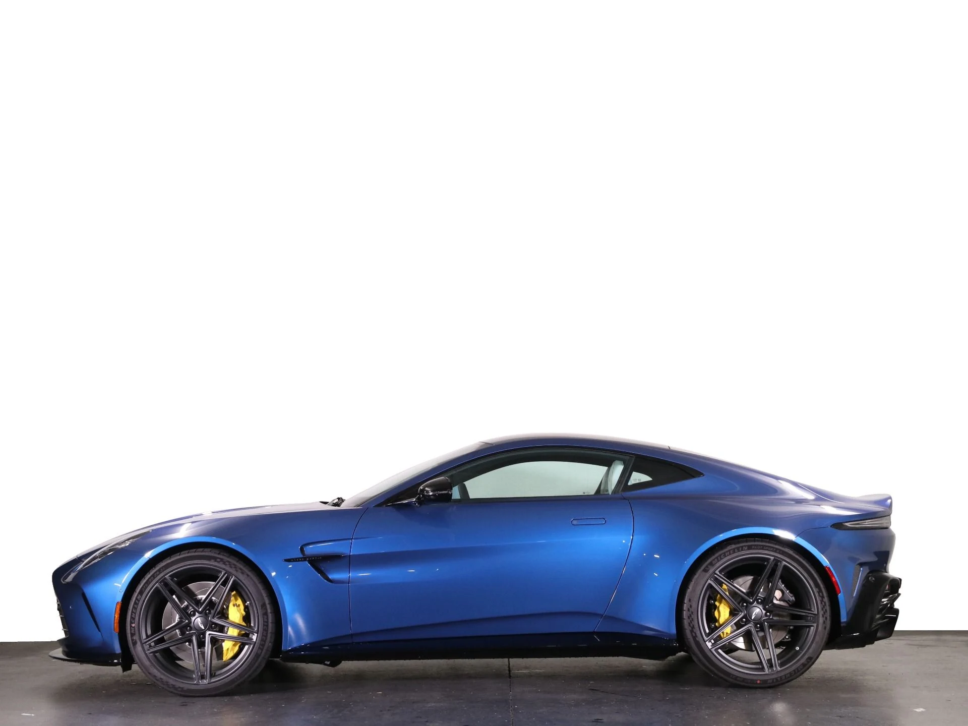 mph030_2037600744_Used_2025_Aston_Martin_Vantage_1742253267_be96492704