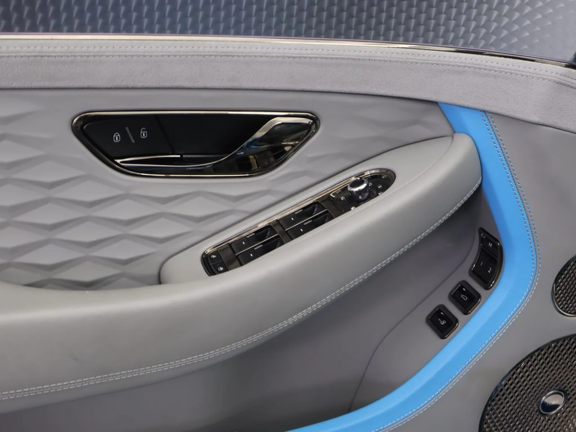 mph030_2059795032_used_2025_bentley_continental_gtspeedconvertible_8119_22941730_31_1024_6edad4b928