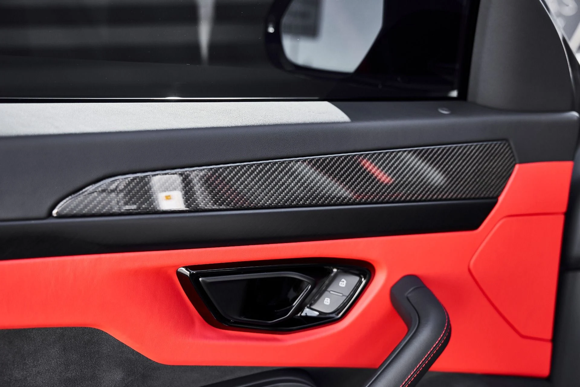 mph030_207793932_Used_2025_Lamborghini_Urus_SE_1778289215_1b67b96765