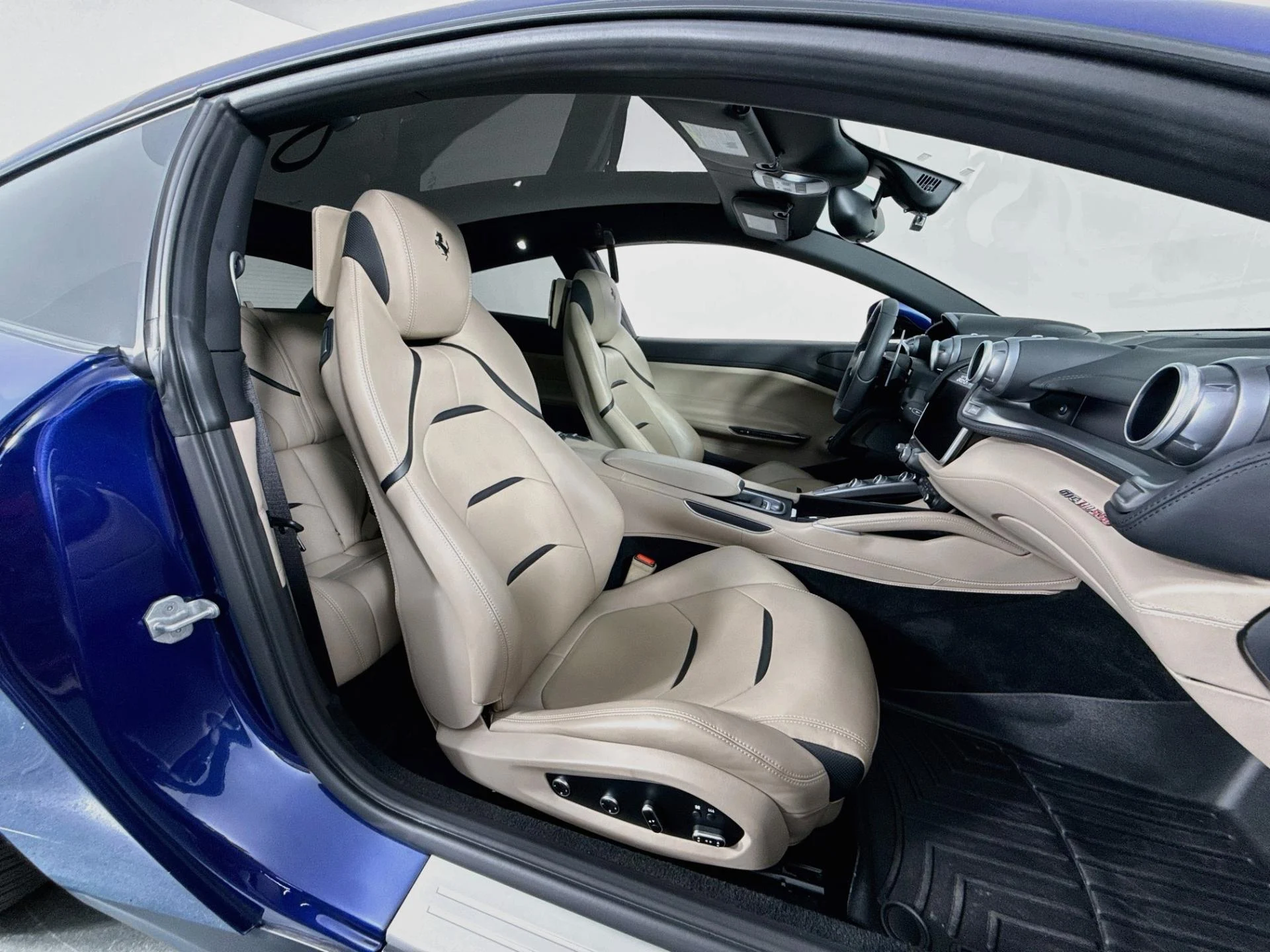 mph030_2092671642_Used_2019_Ferrari_GTC_4_Lusso_1792629175_fe933996b1