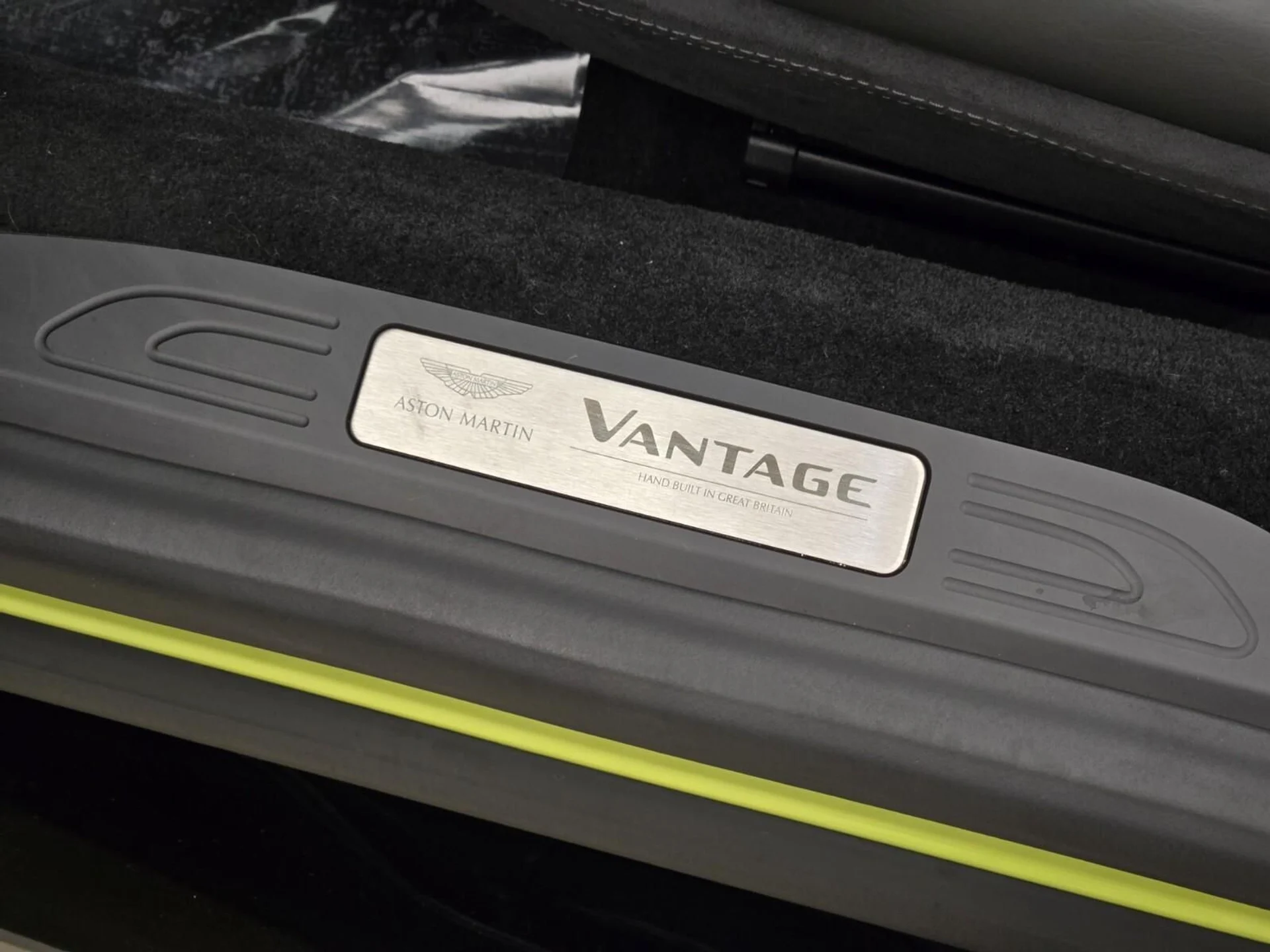 mph030_2094341609_Used_2023_Aston_Martin_Vantage_1762849168_77e9c16a17