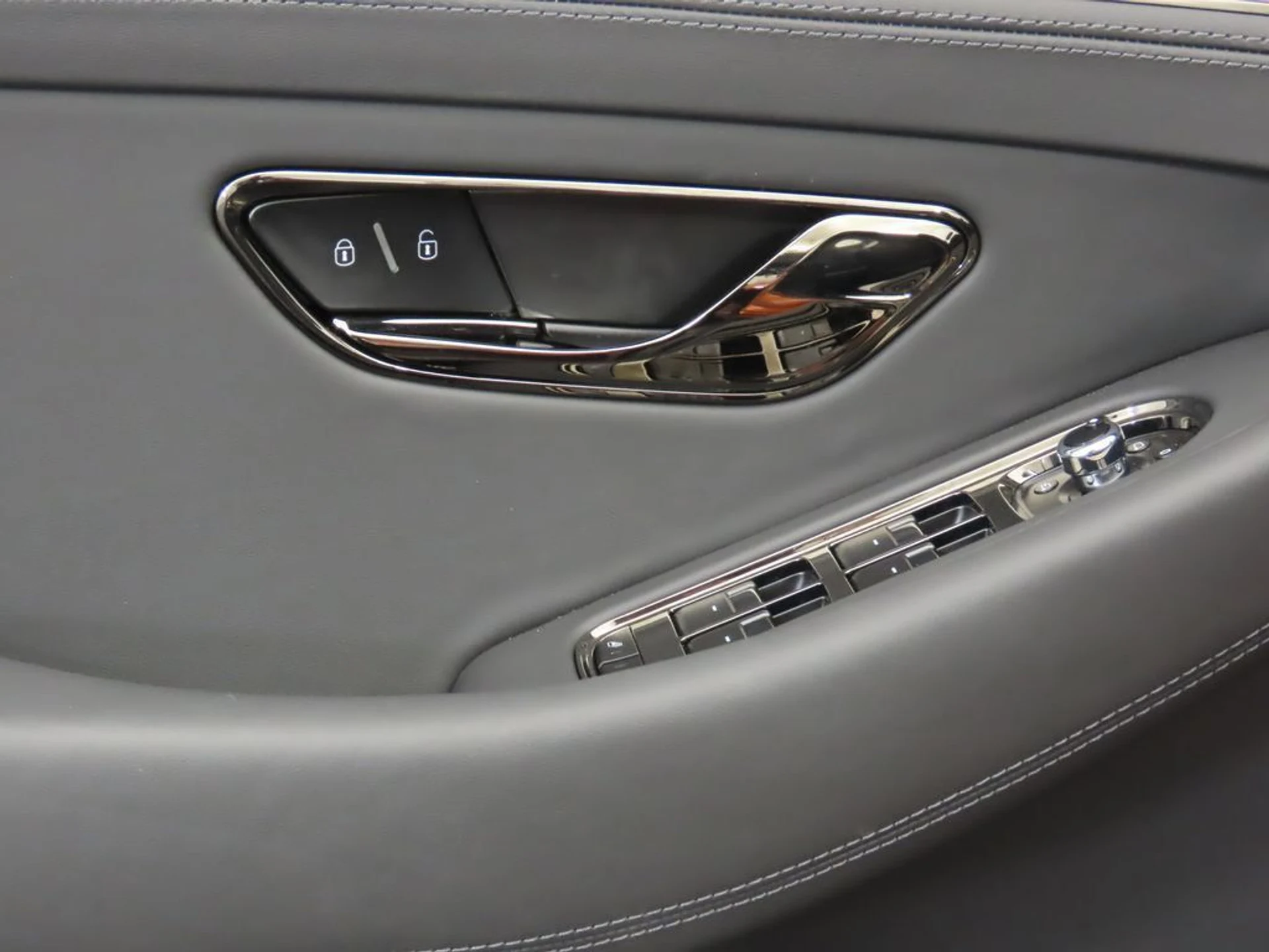 mph030_2122352457_new_2025_bentley_continental_gtblackeditionconvertible_8119_22910187_31_1024_e54504637c