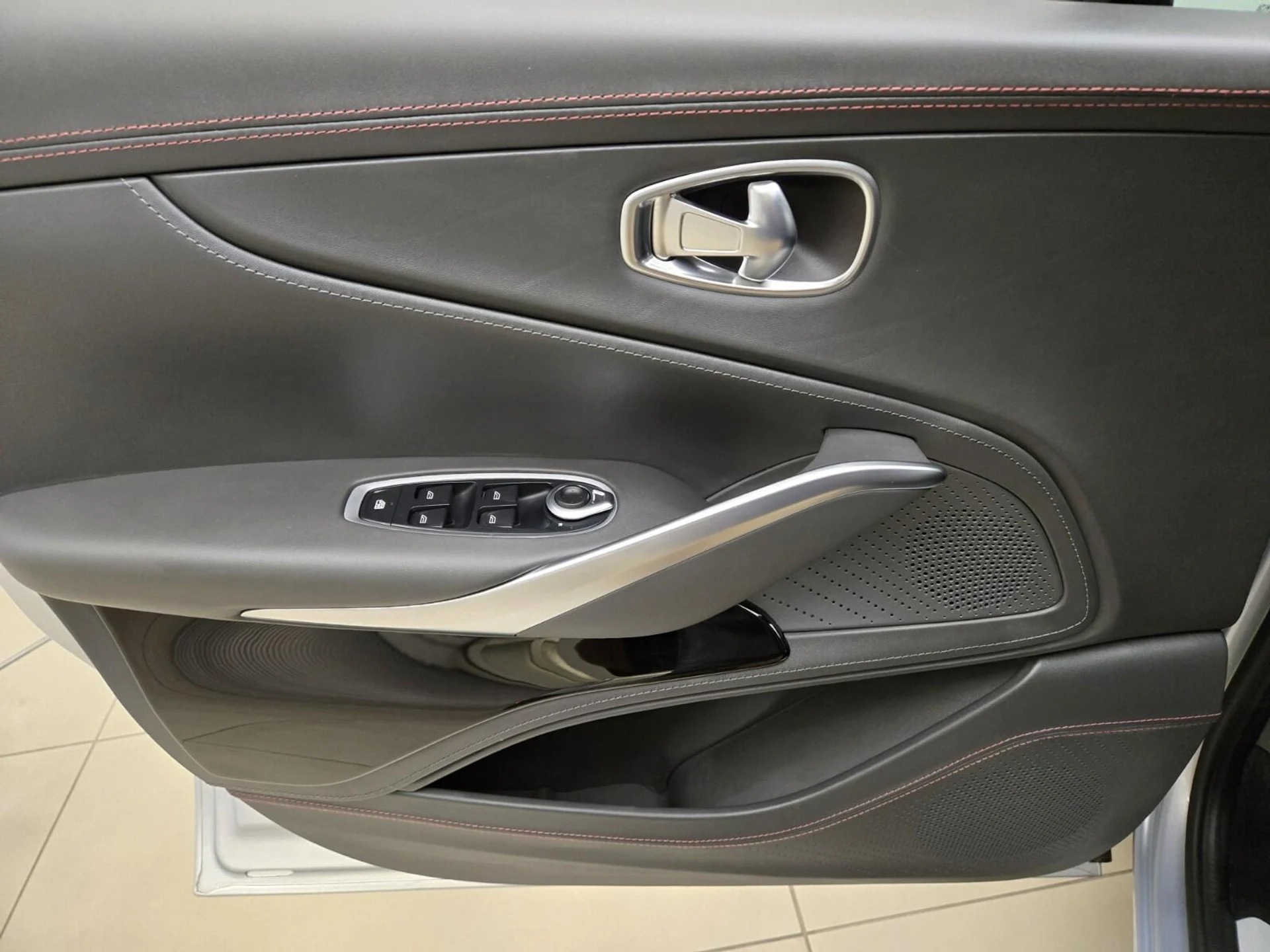 mph030_2131937086_Used_2024_Aston_Martin_DBX_1777355477_3288e91b65