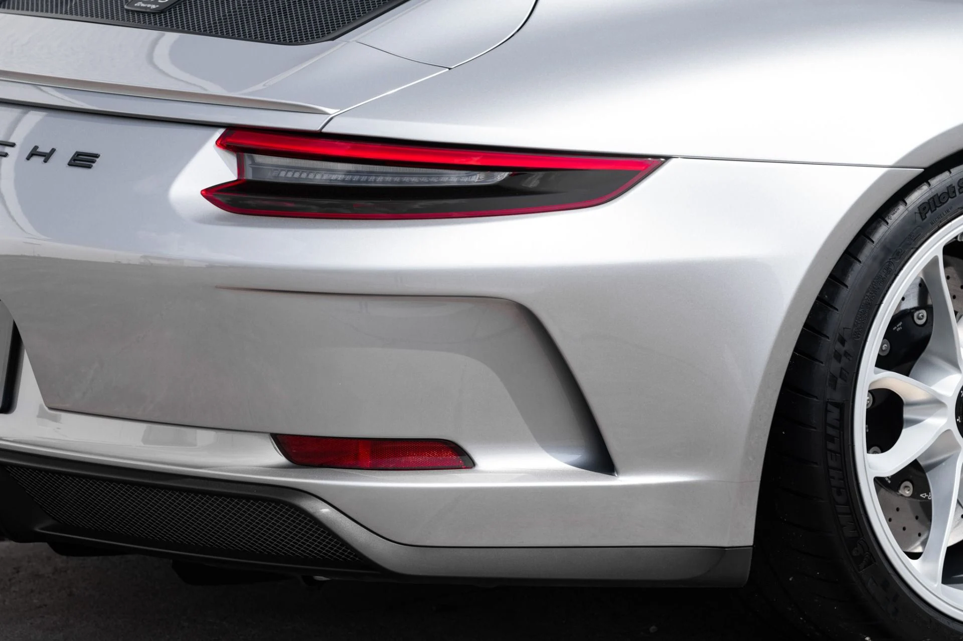 mph030_2138426661_Used_2018_Porsche_911_GT_3_Touring_1756161352_be44bd8189