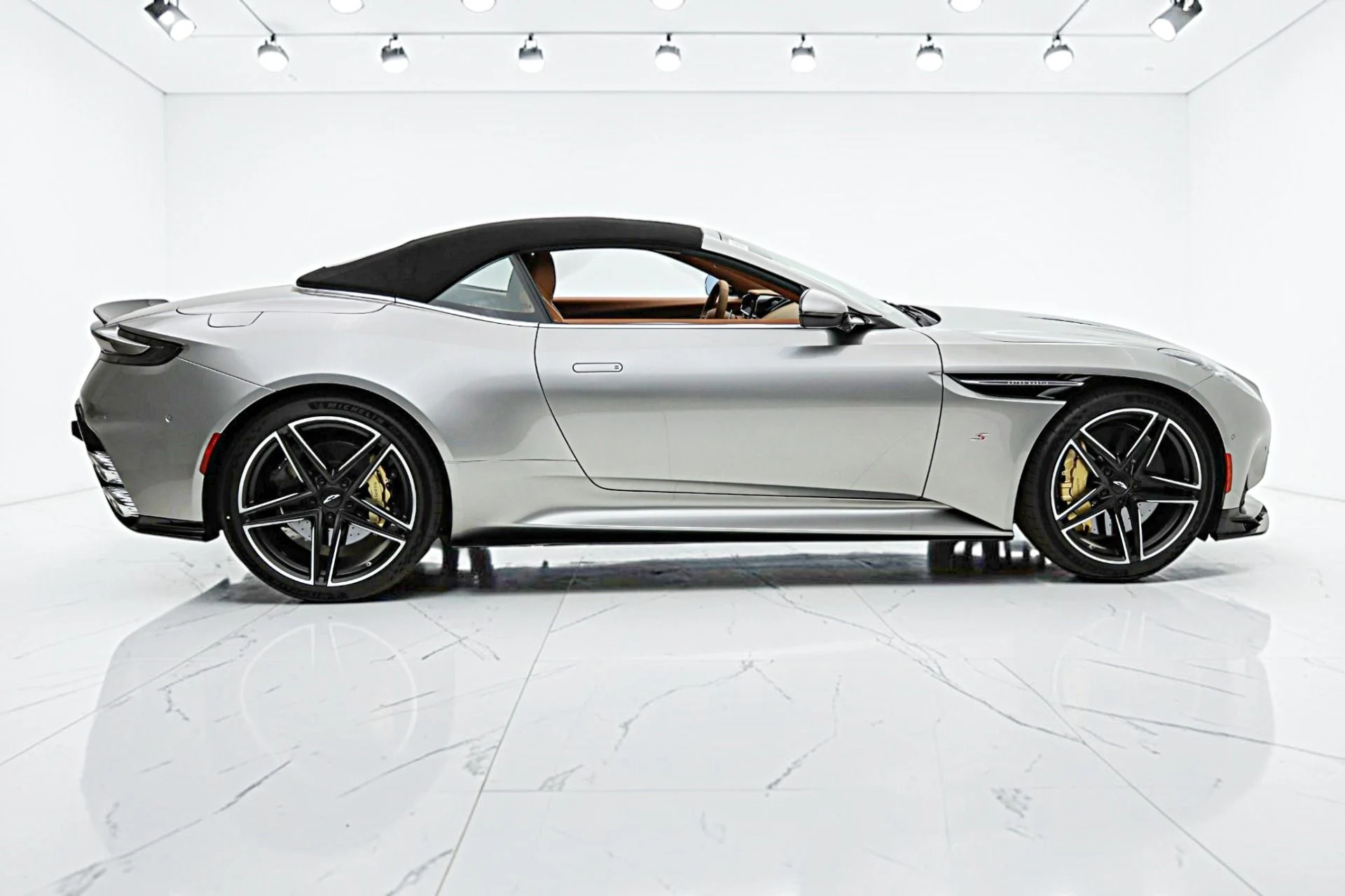mph030_2145515864_New_2026_Aston_Martin_DB_12_S_Volante_f6dac337fd