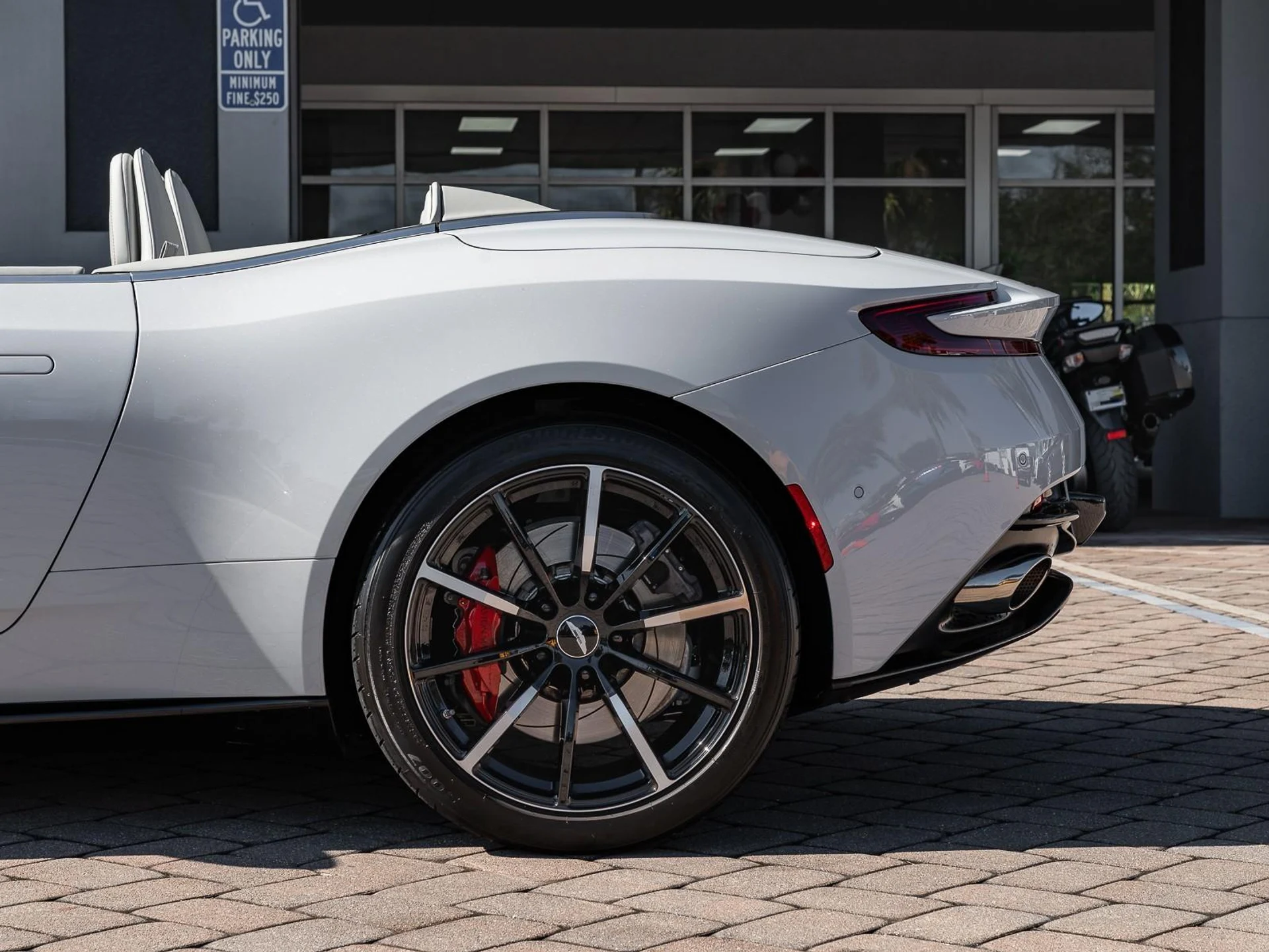 mph030_2207474294_Used_2022_Aston_Martin_DB_11_1767028111_f7ec18a58a