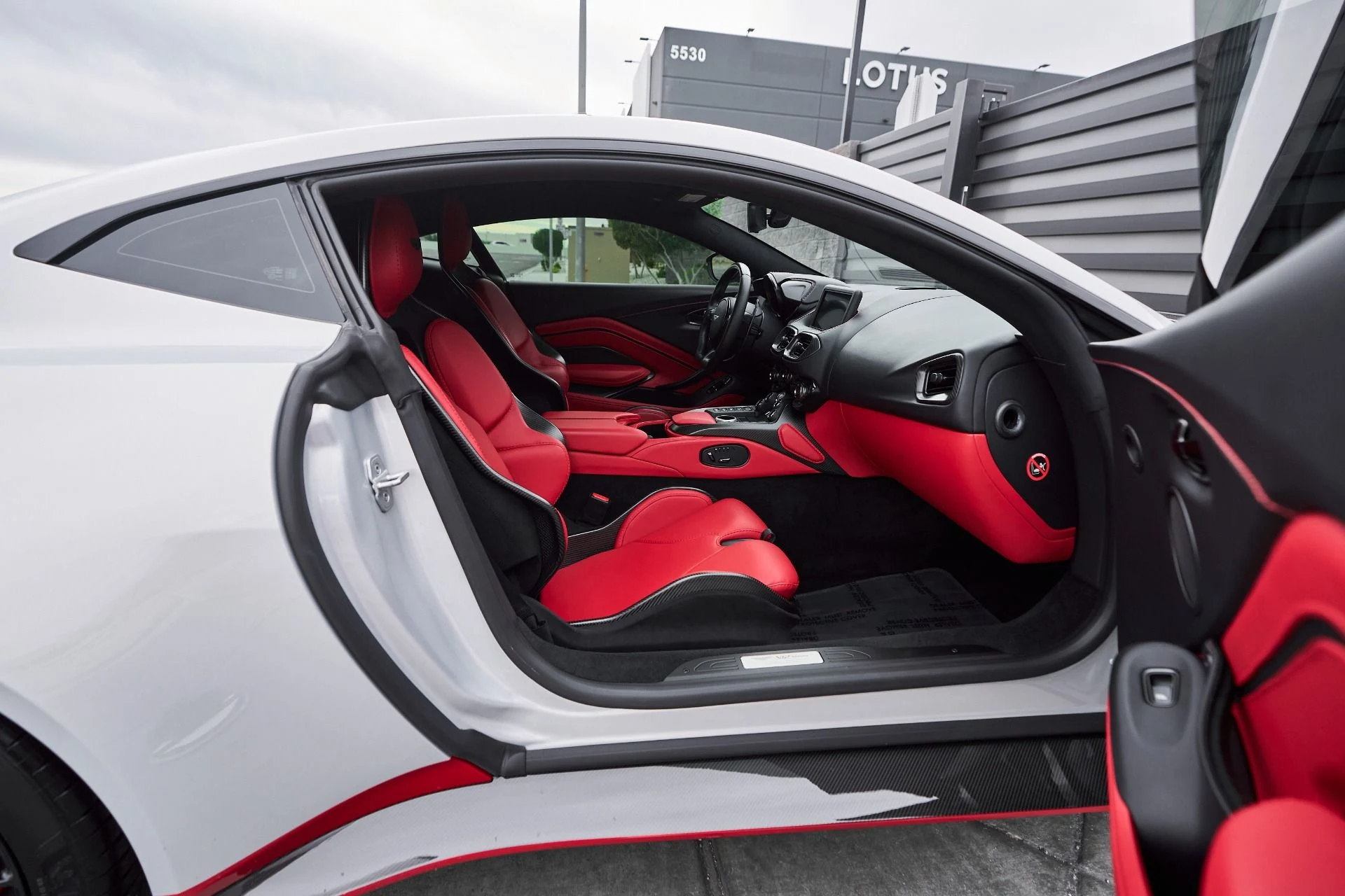 mph030_2213334671_Used_2023_Aston_Martin_Vantage_Base_1764729783_895fea6ff2